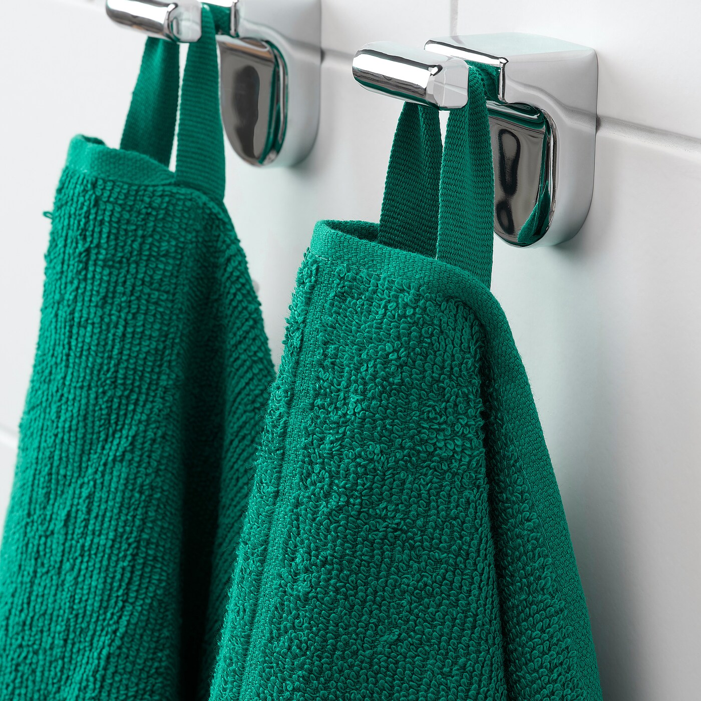 dark green bath towels and rugs