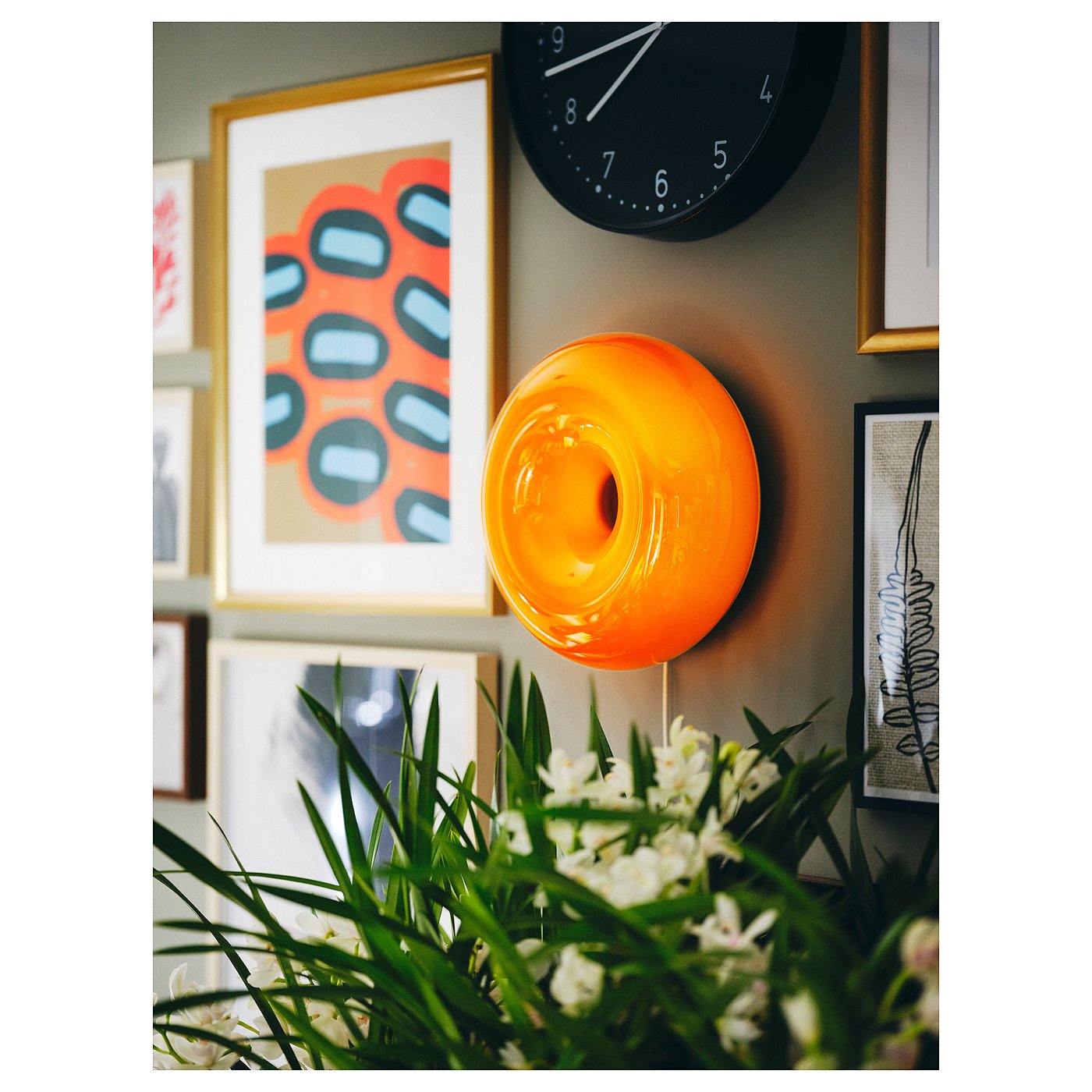 IKEA VARMBLIXT ドーナツ型照明 VARMBLIXT LED table/wall lamp orange glass/round - IKEA