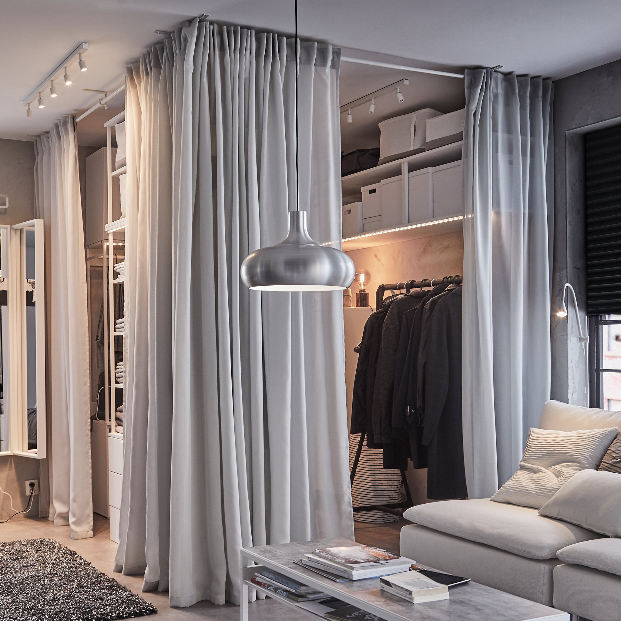 开放式衣柜解决方案,浅灰色 gunrid 古恩里德 窗帘,黑色晒衣架和白色