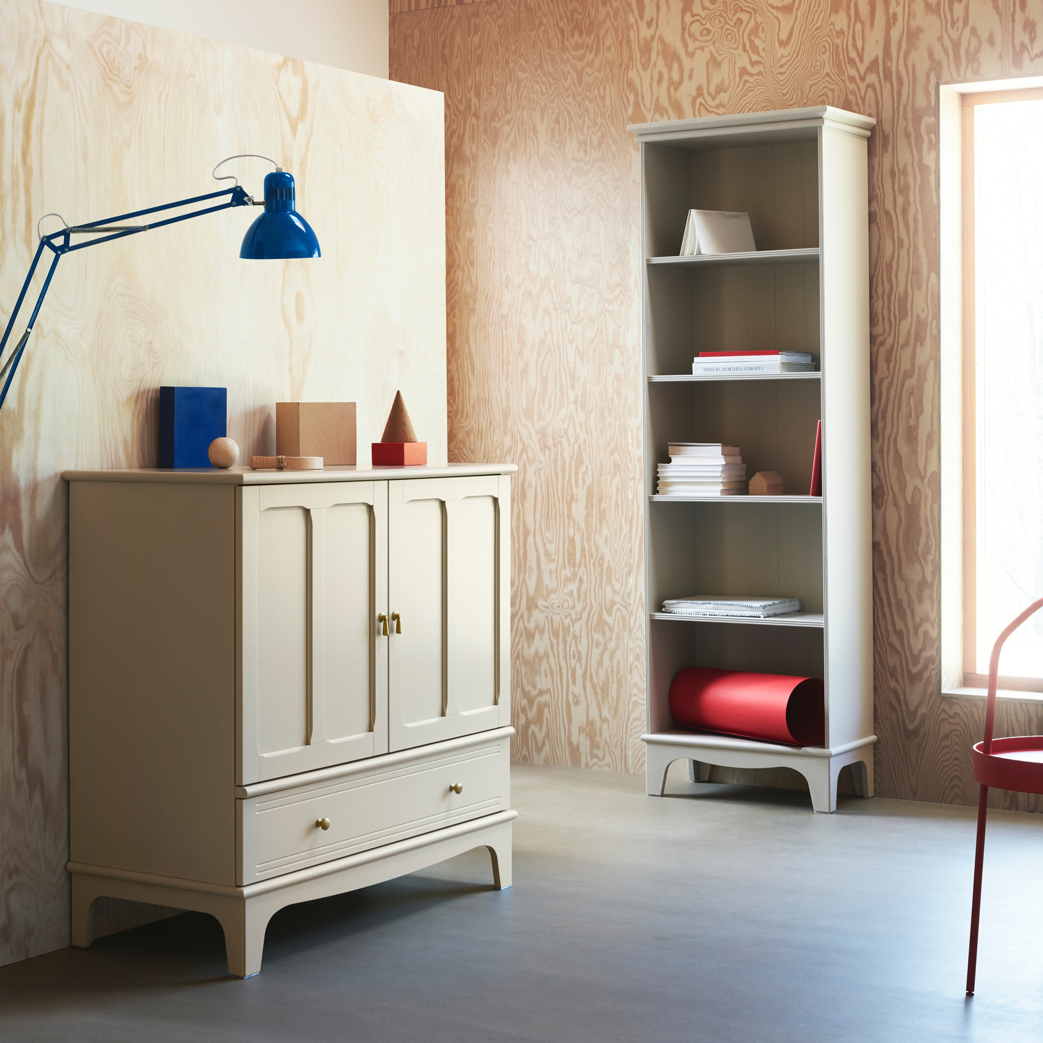 lommarp 鲁马尔普 米色储物柜和书柜采用传统风格,饰以精美细节,呈现