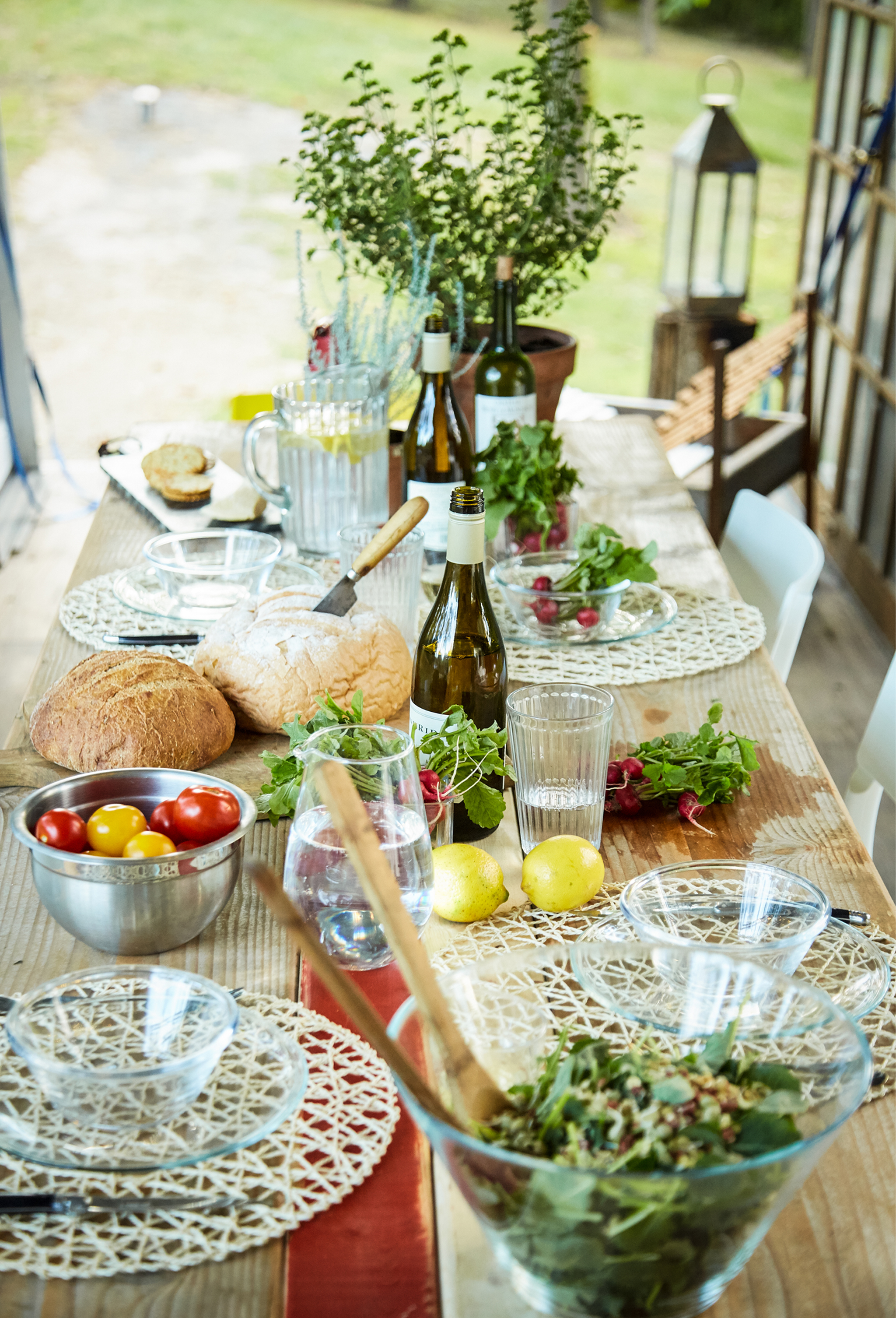 An indoor-outdoor dining space in a self-built home - IKEA