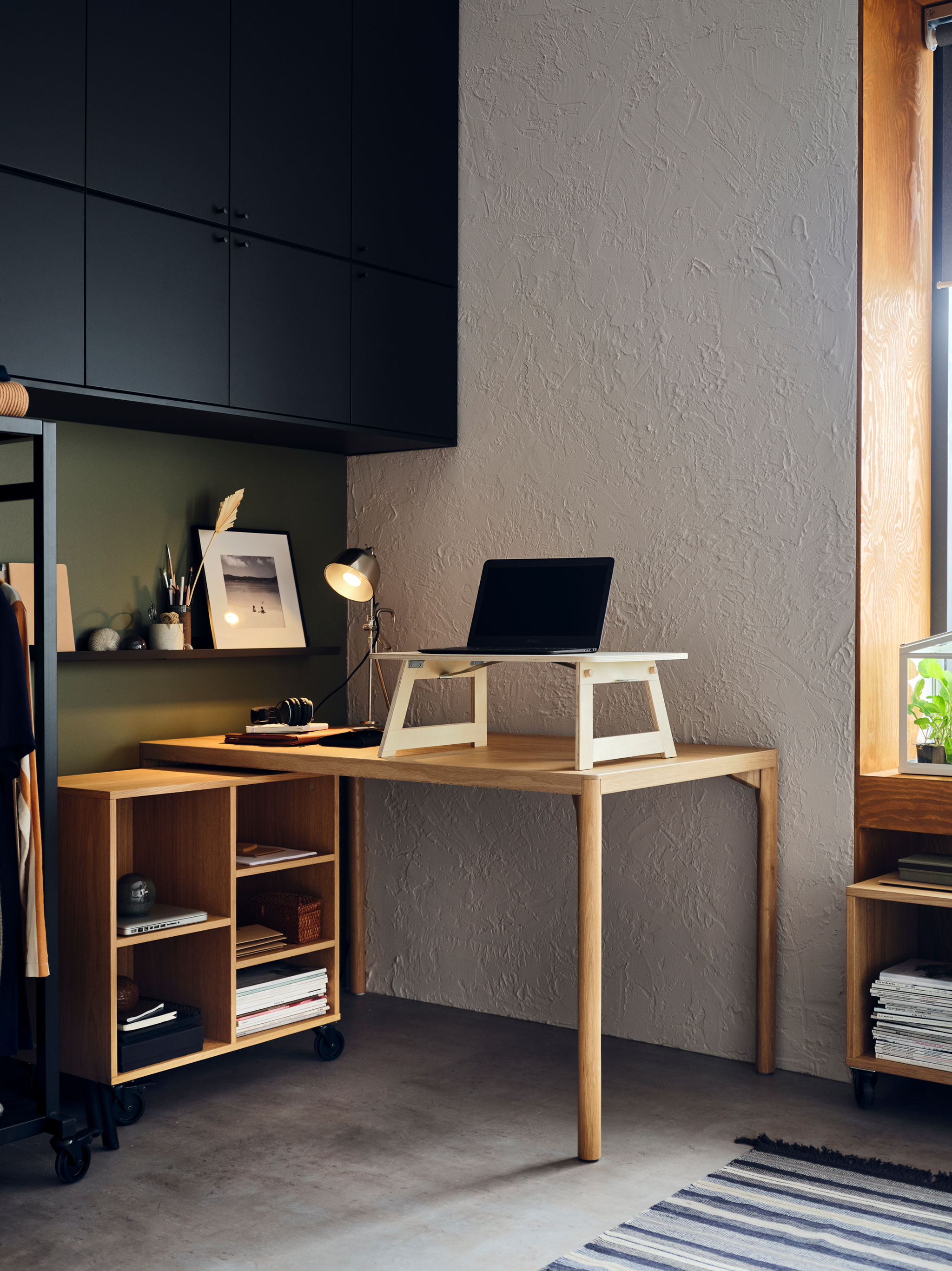 一张r03varor 罗瓦露 桌子和带脚轮搁架单元组合成家里的书桌区.