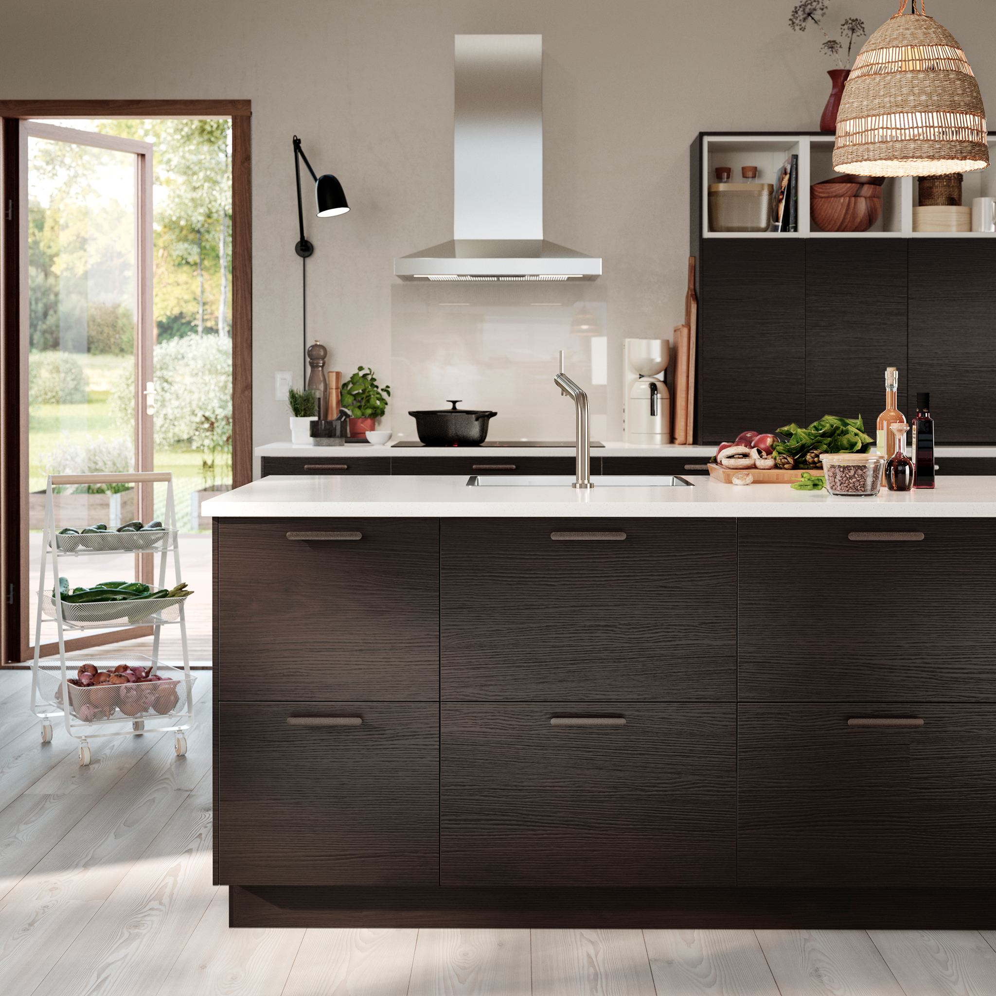 深褐色白蜡木纹的厨房抽屉和柜门;水草制成的吊灯罩