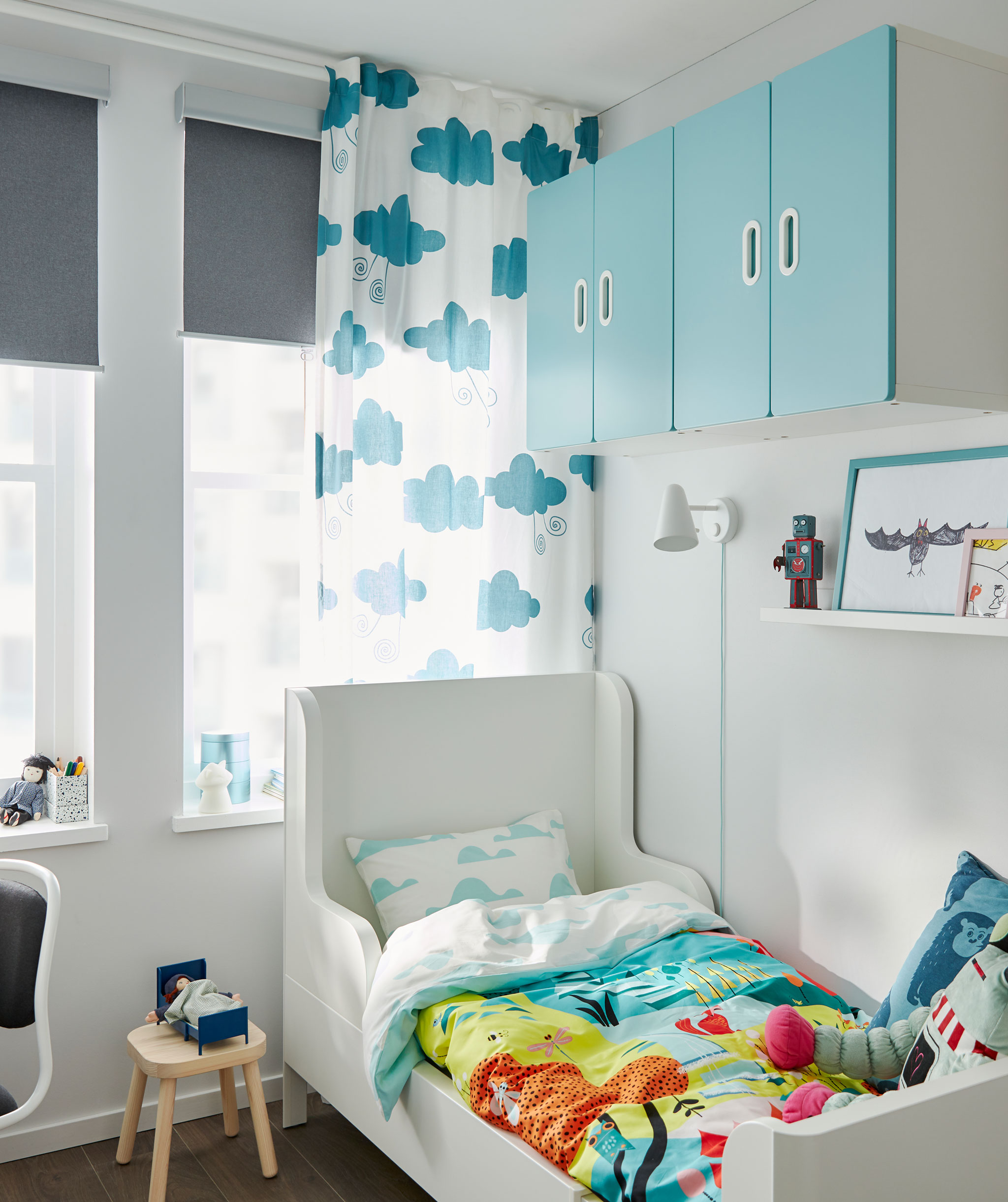 儿童房间的一个角落里摆着一张可加长型儿童床.