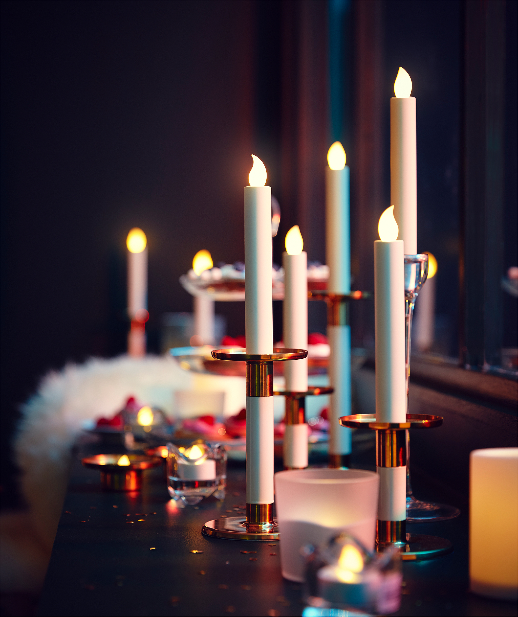 又长又深的窗台上紧密摆放着很多led蜡烛和小圆蜡烛,羊皮用作座椅