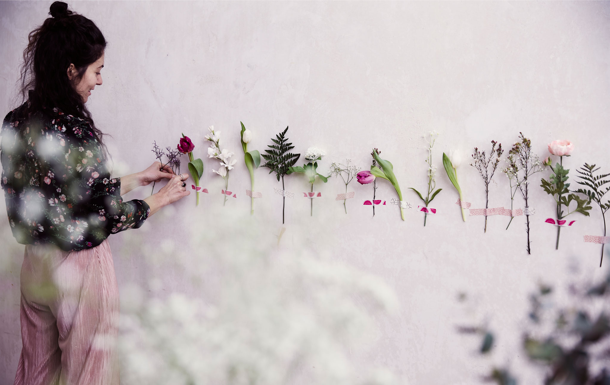 宜家 采用人造花打造花卉墙面展示 Ikea