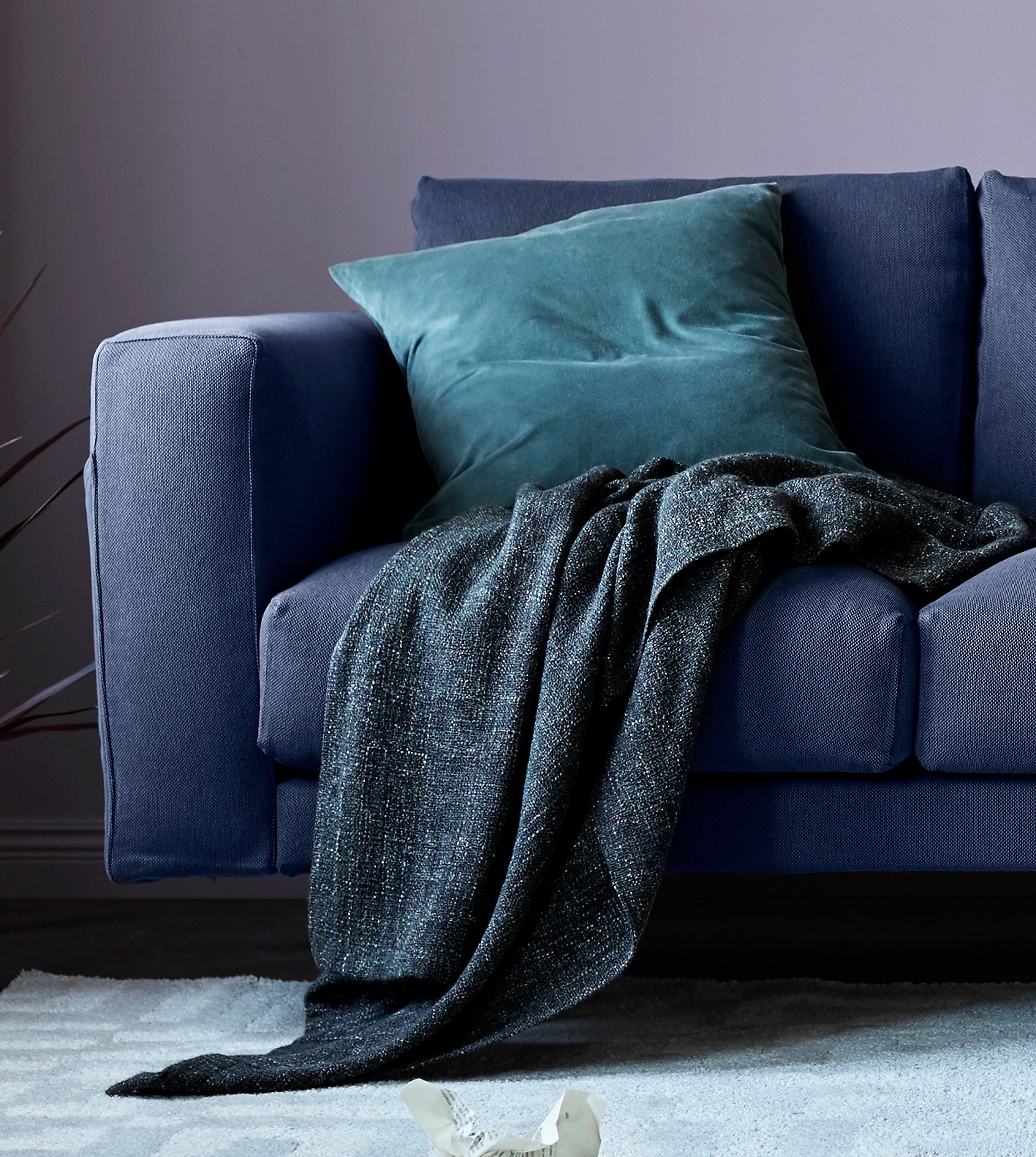 特写:灰色沙发带靠垫和休闲毯.