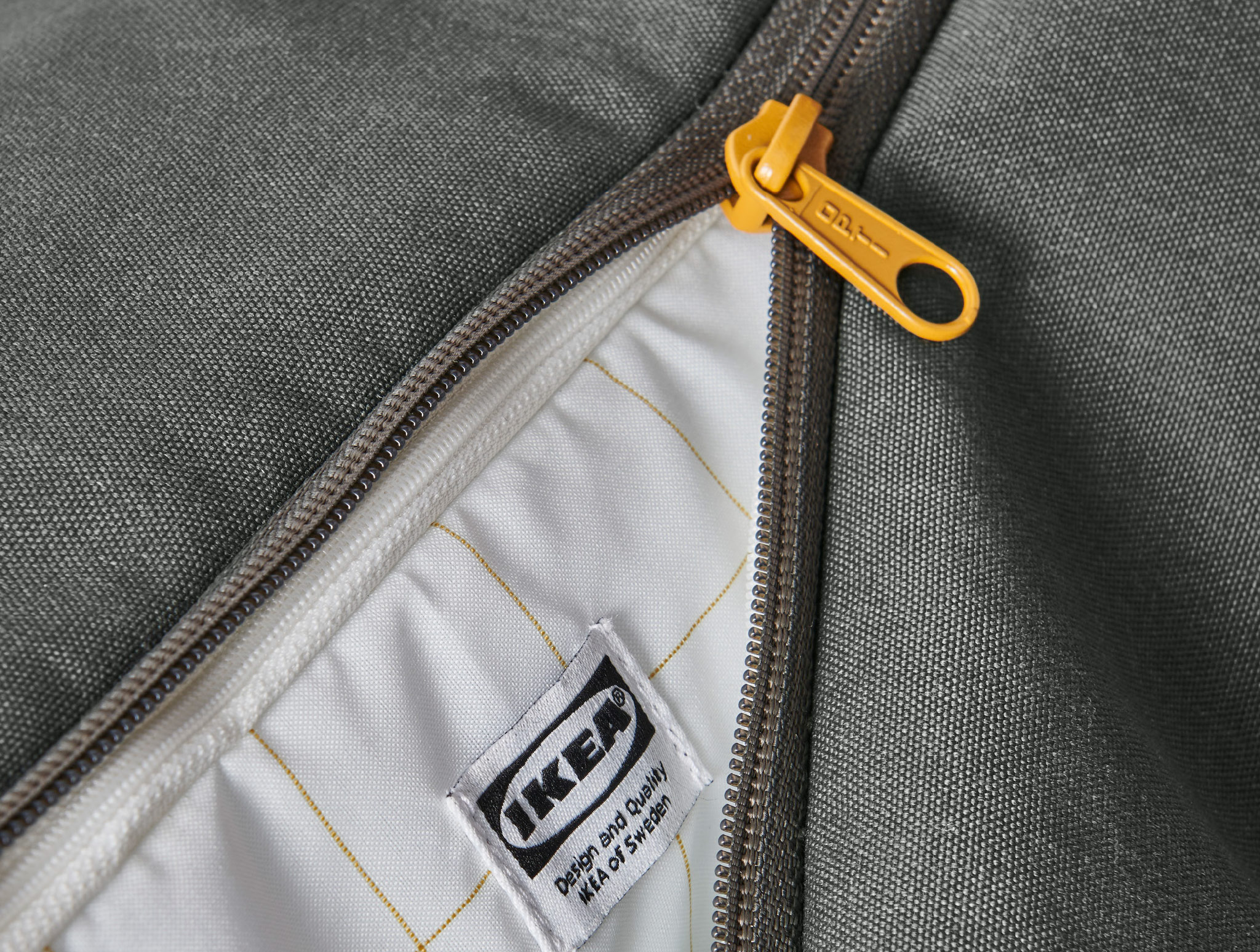 A close-up of the green DRÖMSÄCK backpack’s zip and inside fabric.