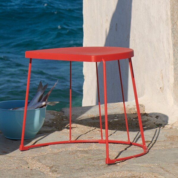 A red TRANARÖ stool outside.