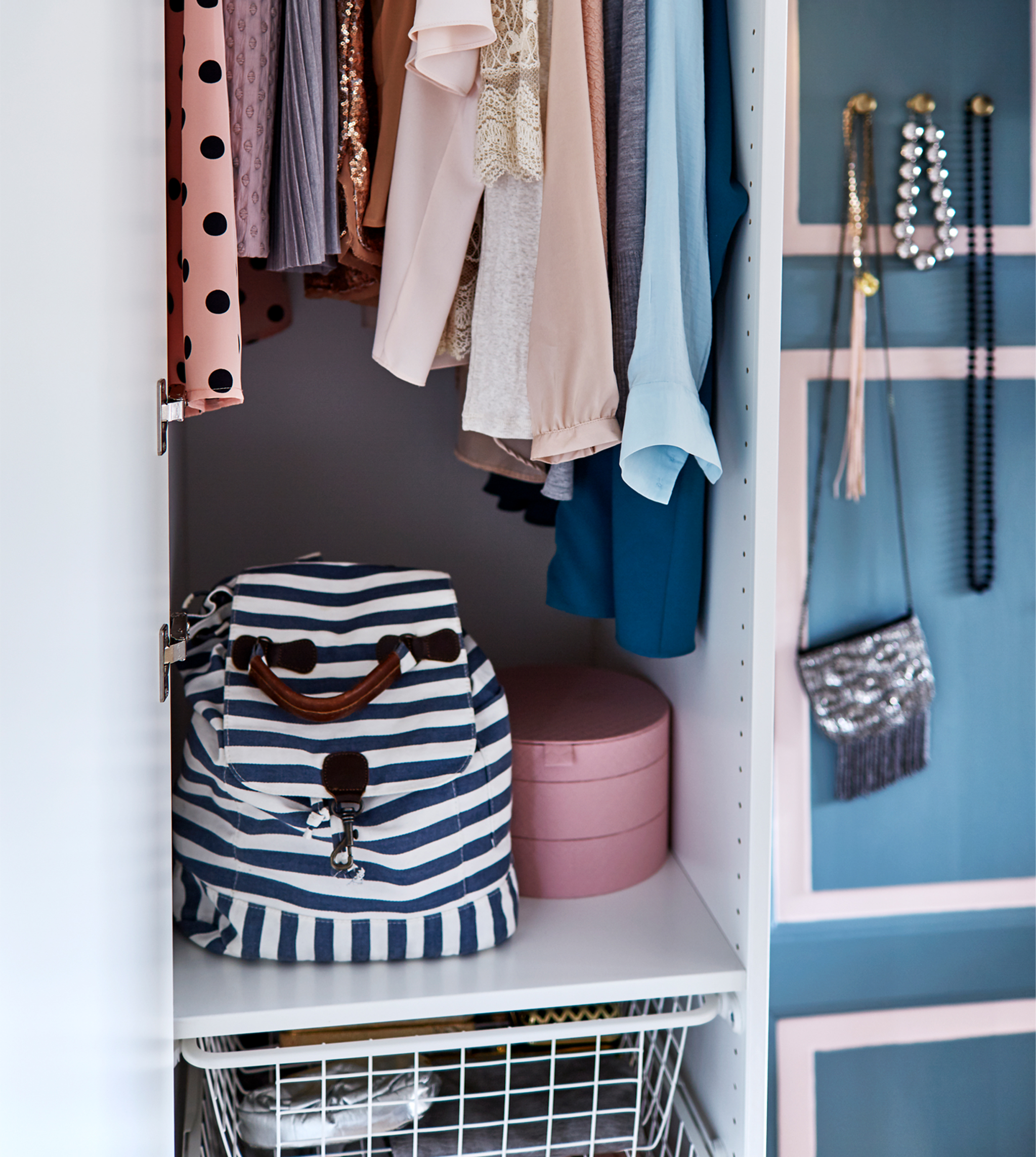 衣柜敞开,里面存放着衣服和配饰.