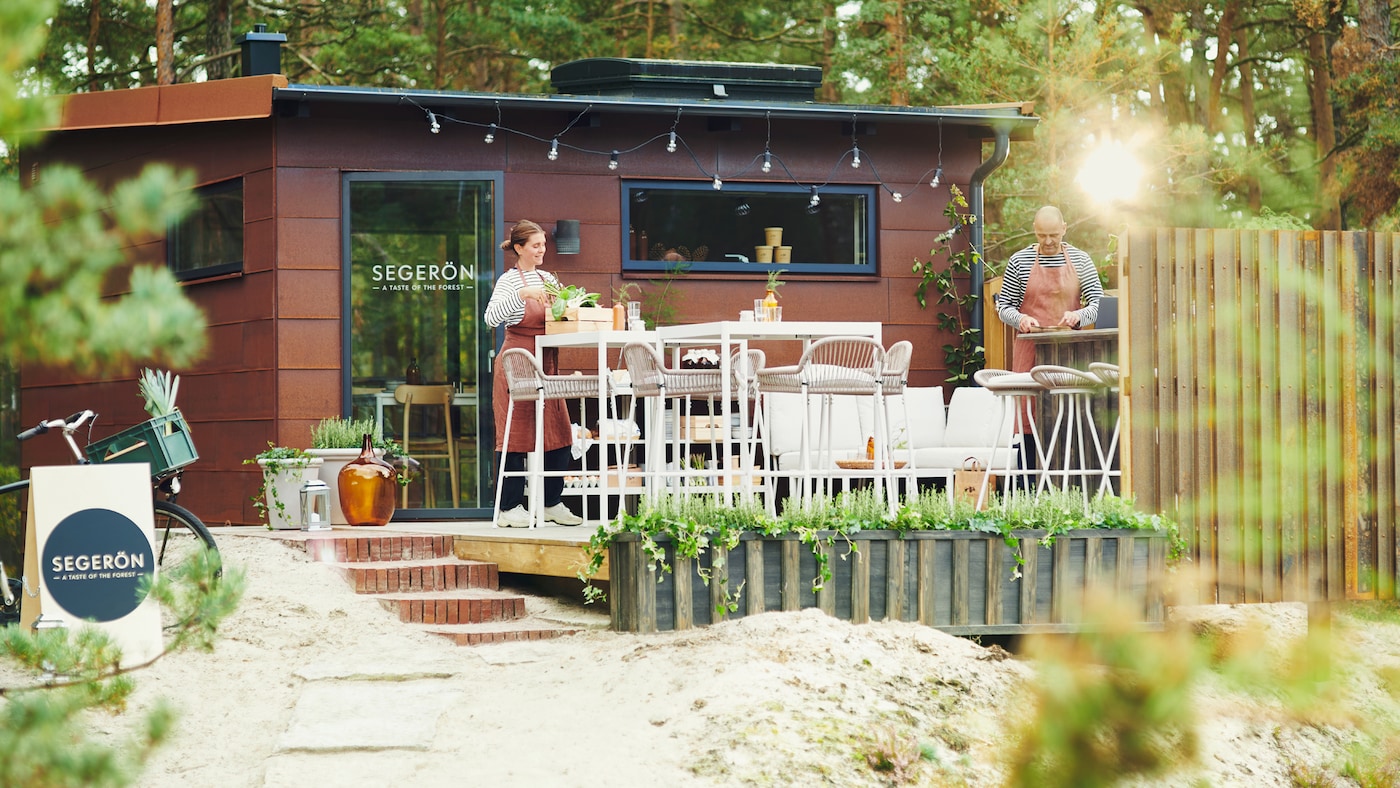 An inspiring outdoor pop-up bar and restaurant in the forest