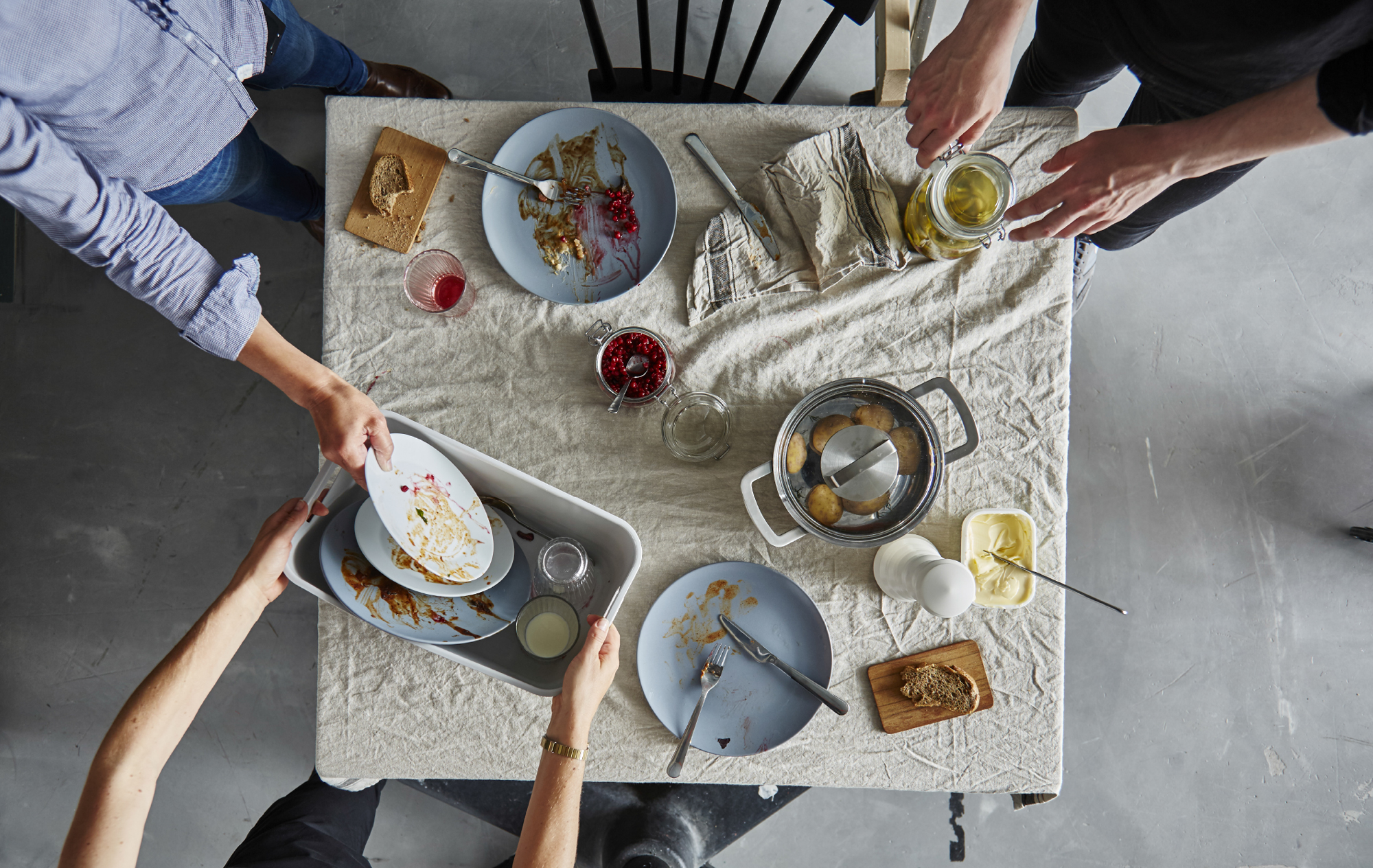 俯视图:收拾好的餐桌.