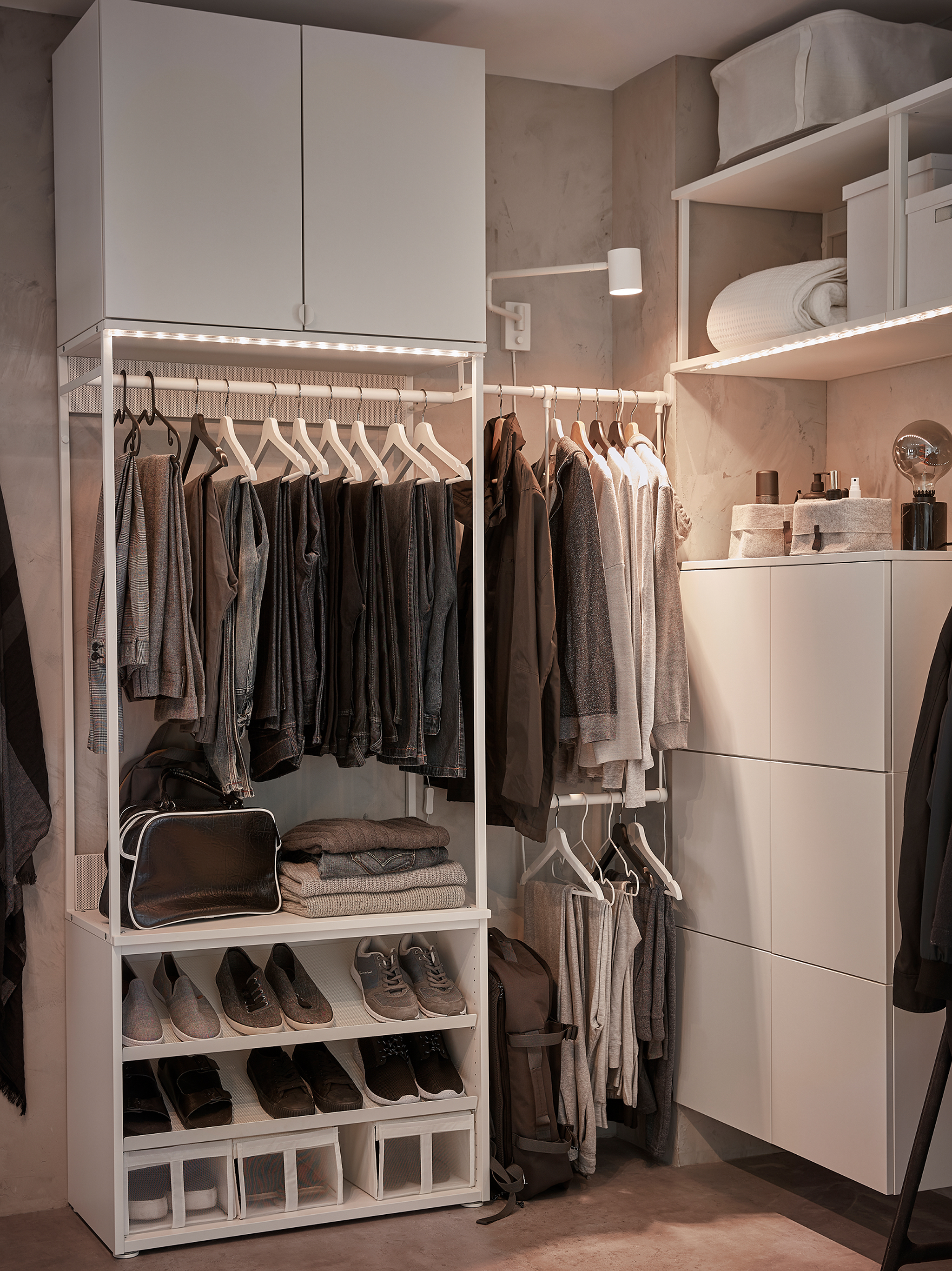 白色开放式衣柜解决方案,包括挂衣杆,鞋架,壁式储物装置,照明棒和储物