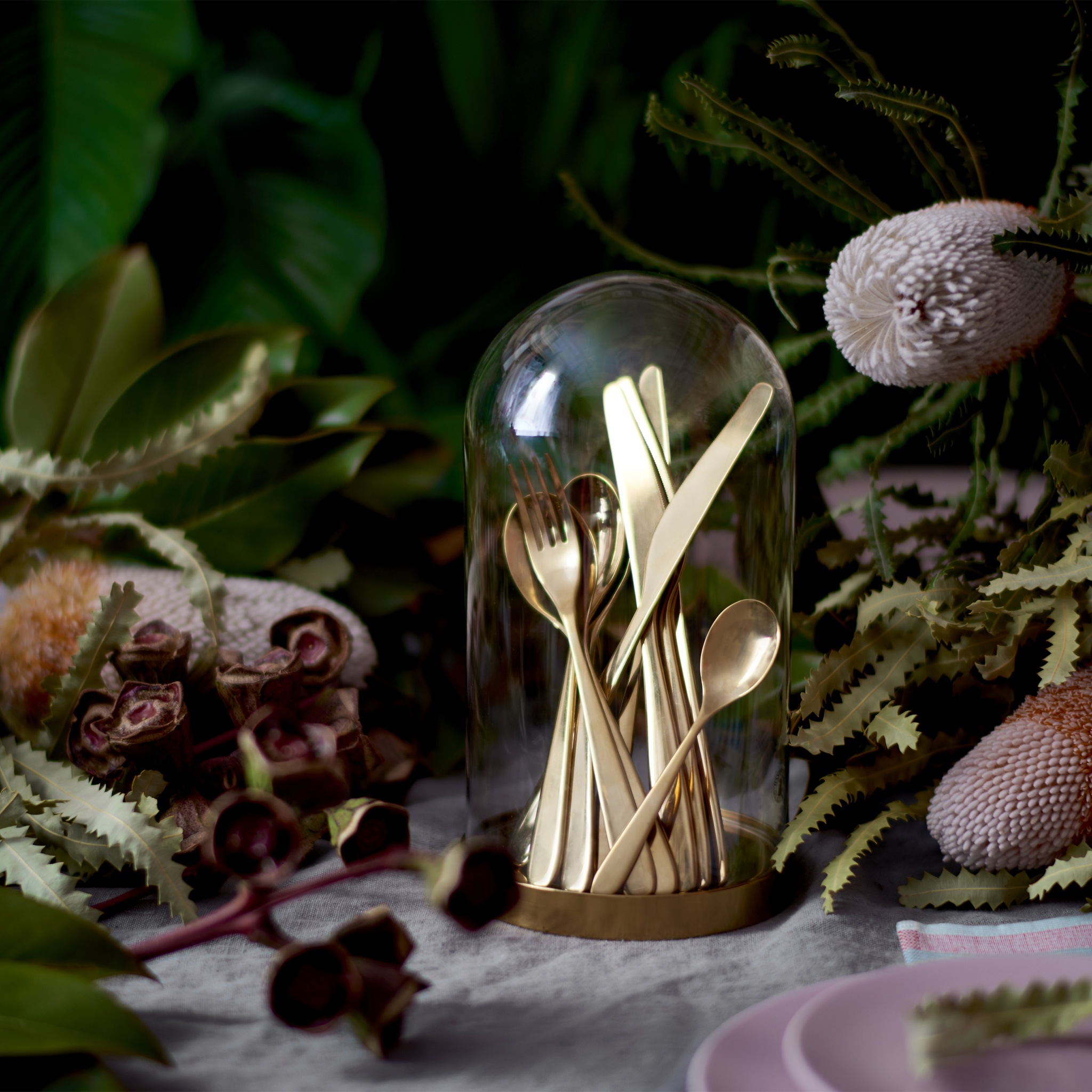 Add an extra touch of glamour to your table setting with IKEA TILLAGD cutlery with clean lines and a shiny brass colour.