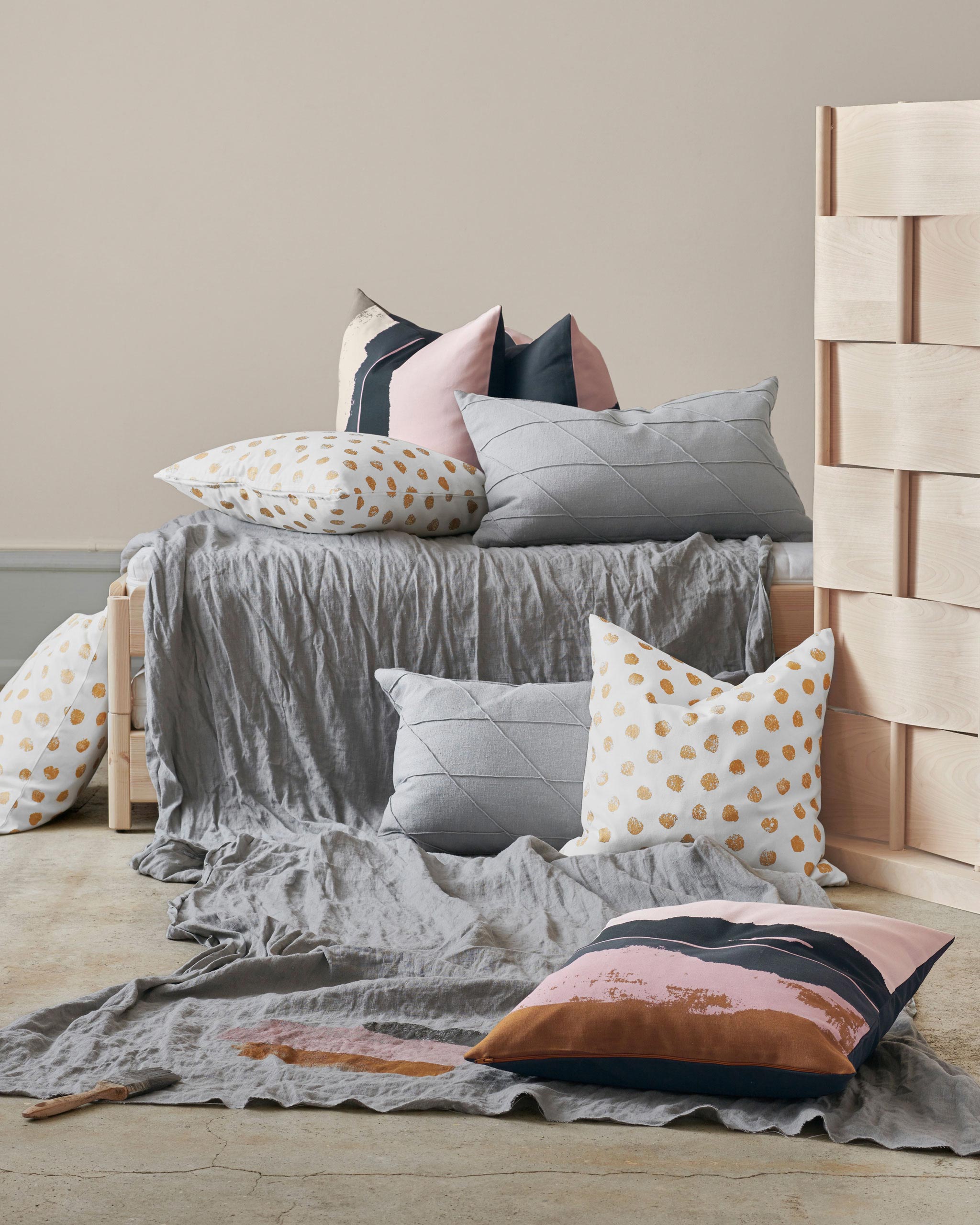 Add some sparkle to your bedroom or living room with the SKÄGGÖRT cushion cover with fun golden dots, and the ELDTÖREL cushion cover. It’s all part of this season’s new textiles at IKEA!