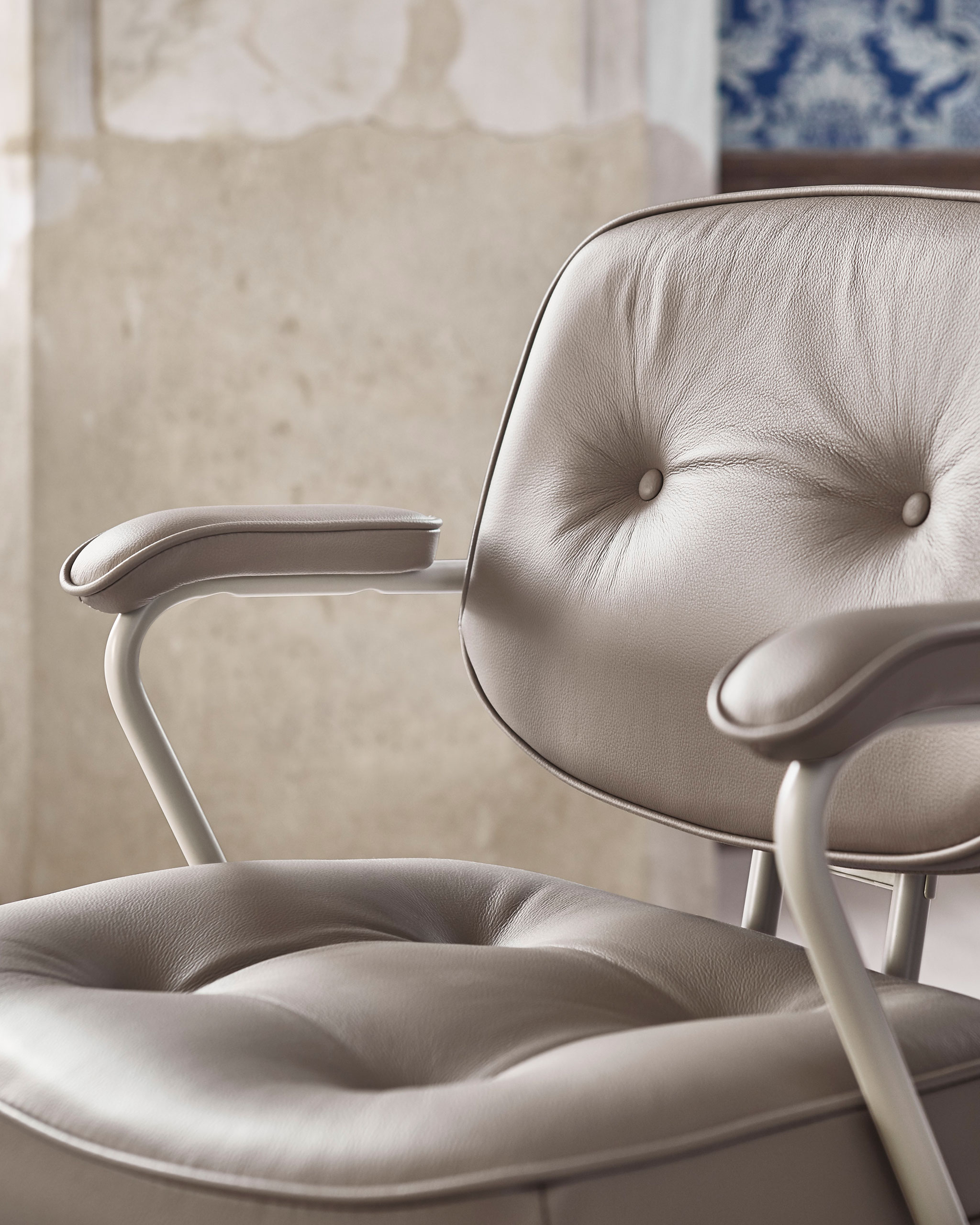 alefj02ll 阿勒夫耶 转椅彰显鲜明的传统风格,例如它的米色皮革座椅