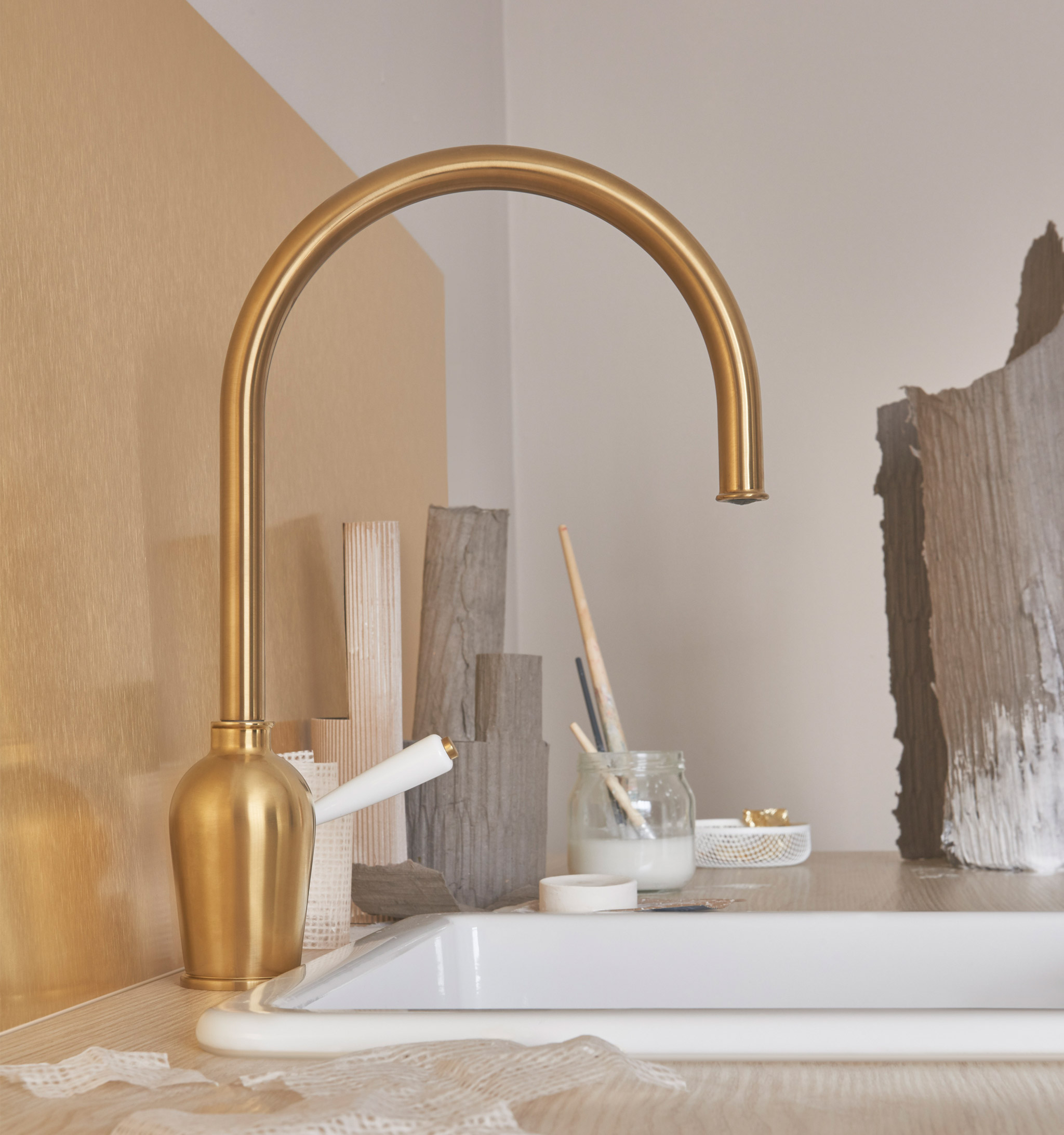 Check out this beautiful IKEA INSJÖN tap in brass-colour with a porcelain handle. Like all taps at IKEA, the INSJÖN tap is water saving, too.