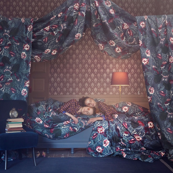 Cosy up in this botanical garden inspired FILODENDRON quilt cover and two pillowcases from IKEA. It feels crisp and cool against your skin from a cotton percale weave.