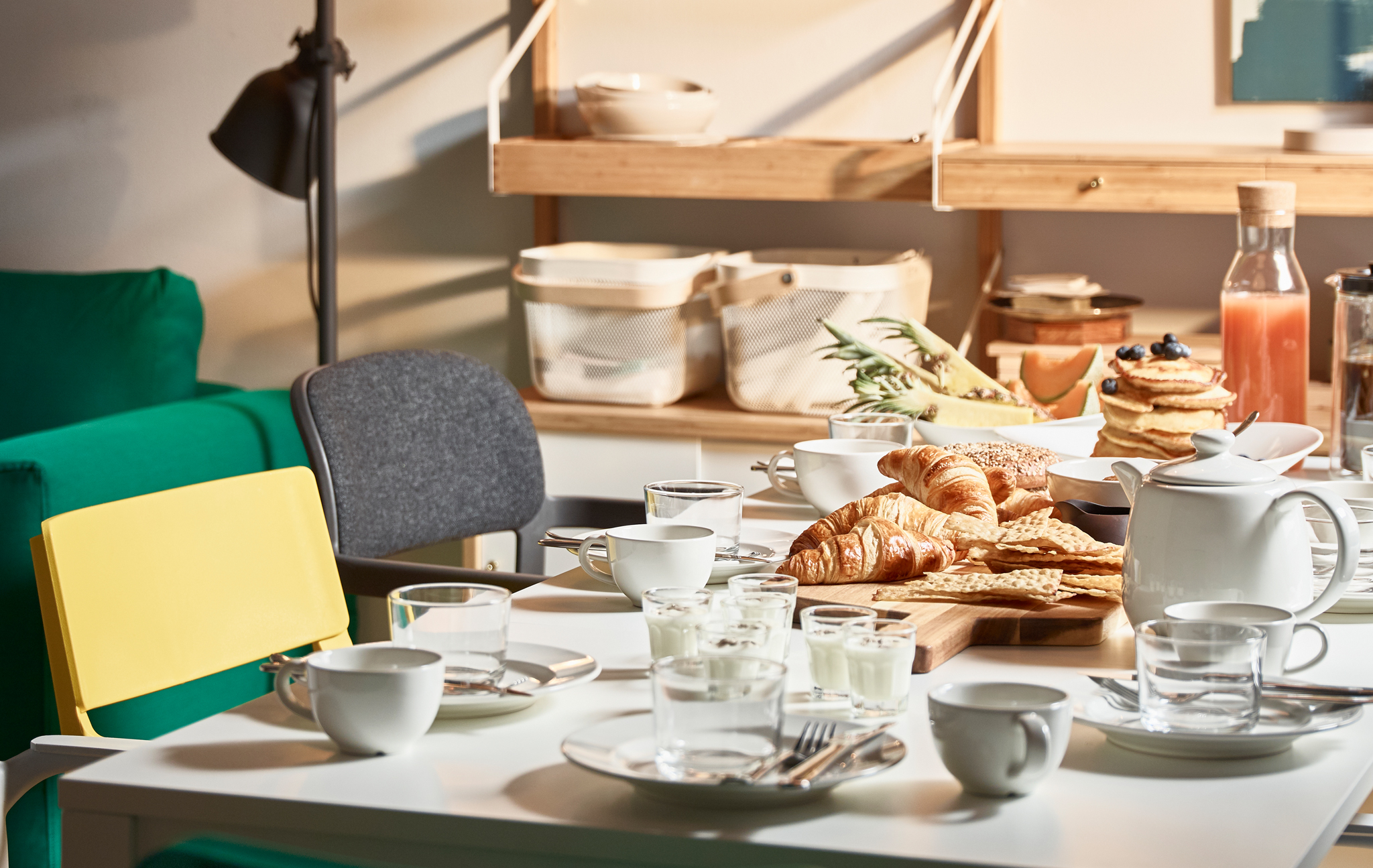 Create a fresh table setting with a modern mix of dinnerware, cutlery and beautiful wine glasses. IKEA offers a lot of glasses such as IVRIG white wine glass in clear glass.