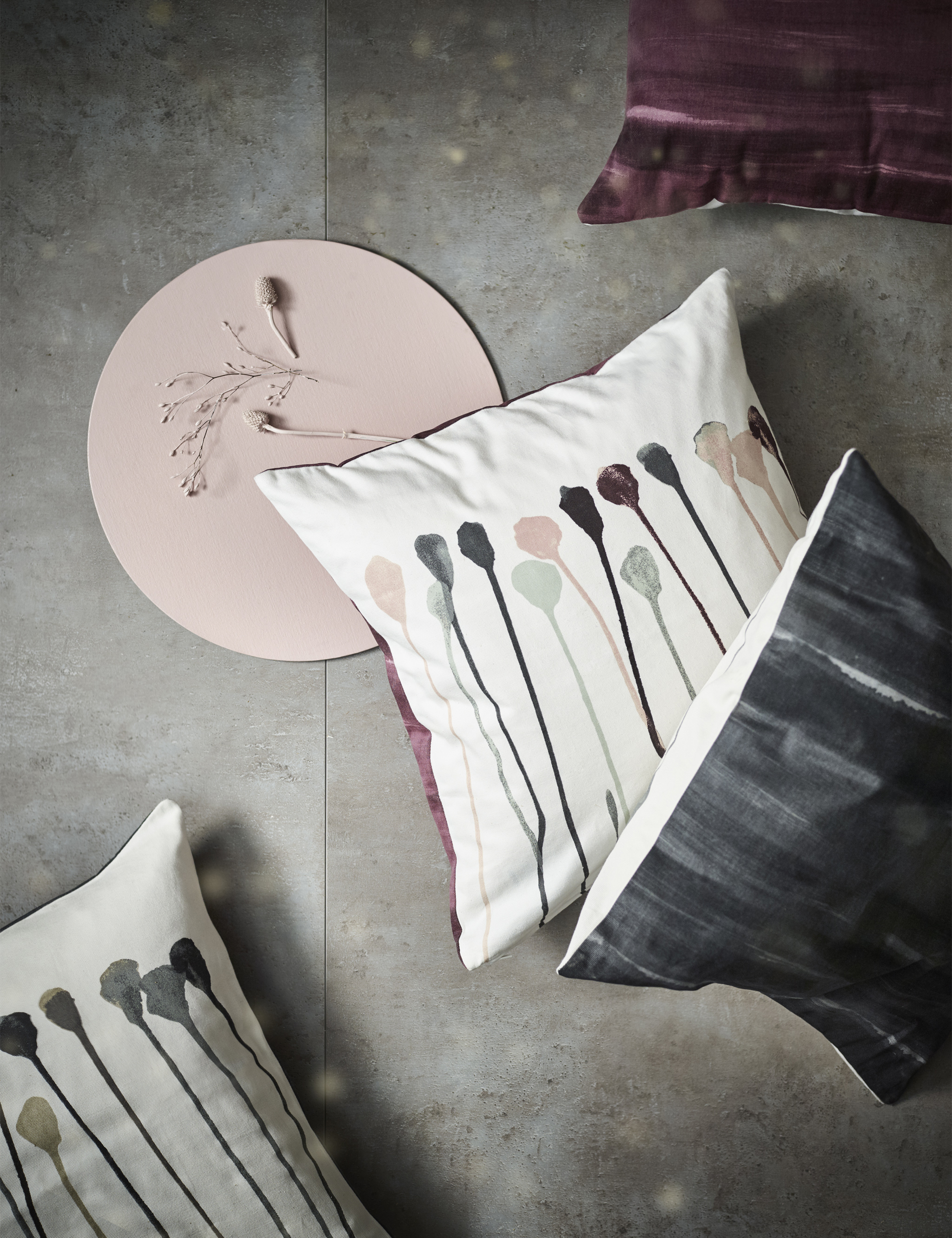 Cushion covers in 100% cotton with a pink/beige or grey/beige pattern that is inspired by flowers. And with a backside in solid wine-red or grey.