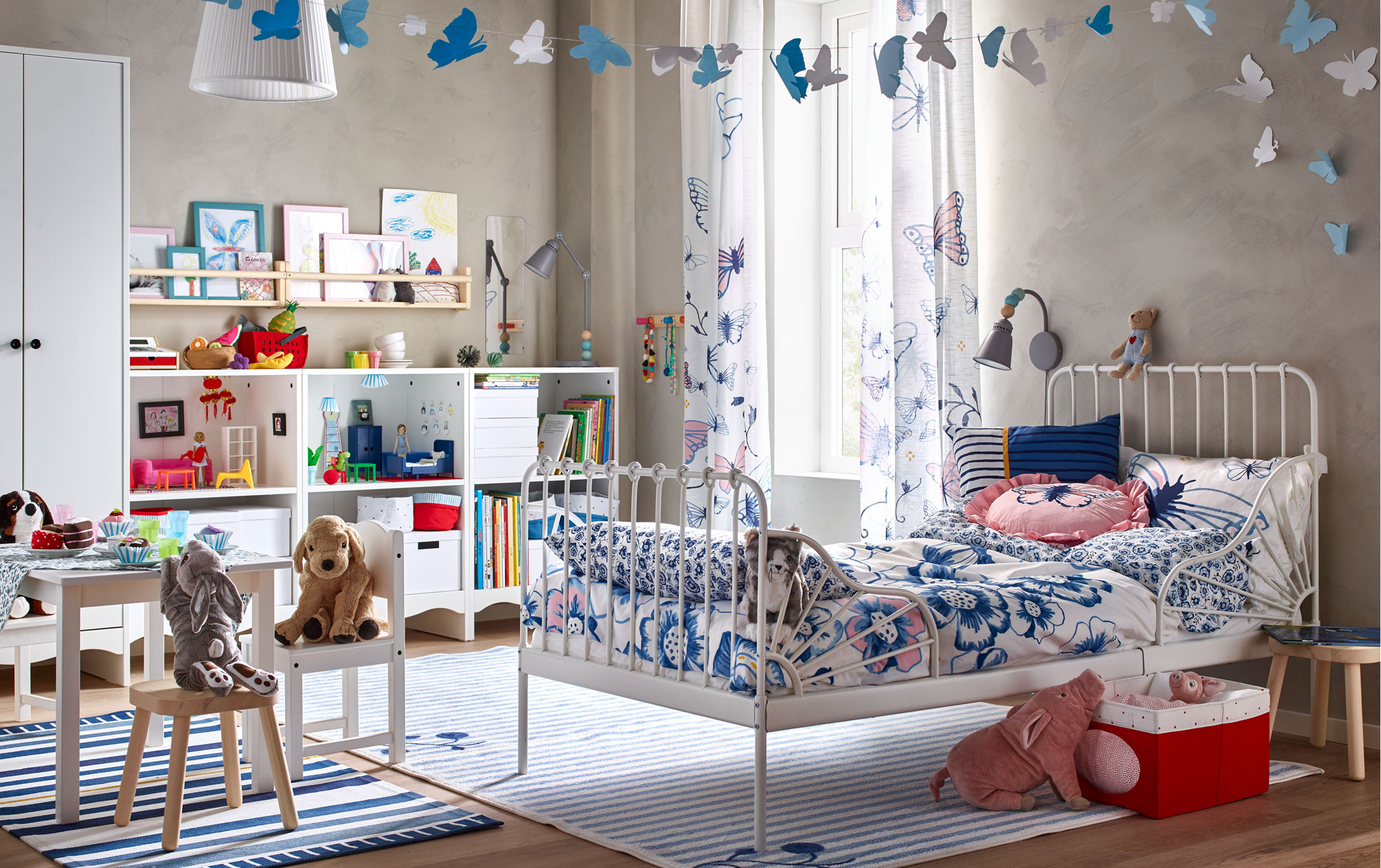 Decorate your children’s bedroom with new blue and white SÅNGLÄRKA textile series, including floral bedsheets and semi-sheer curtains that have blue and pink butterflies.