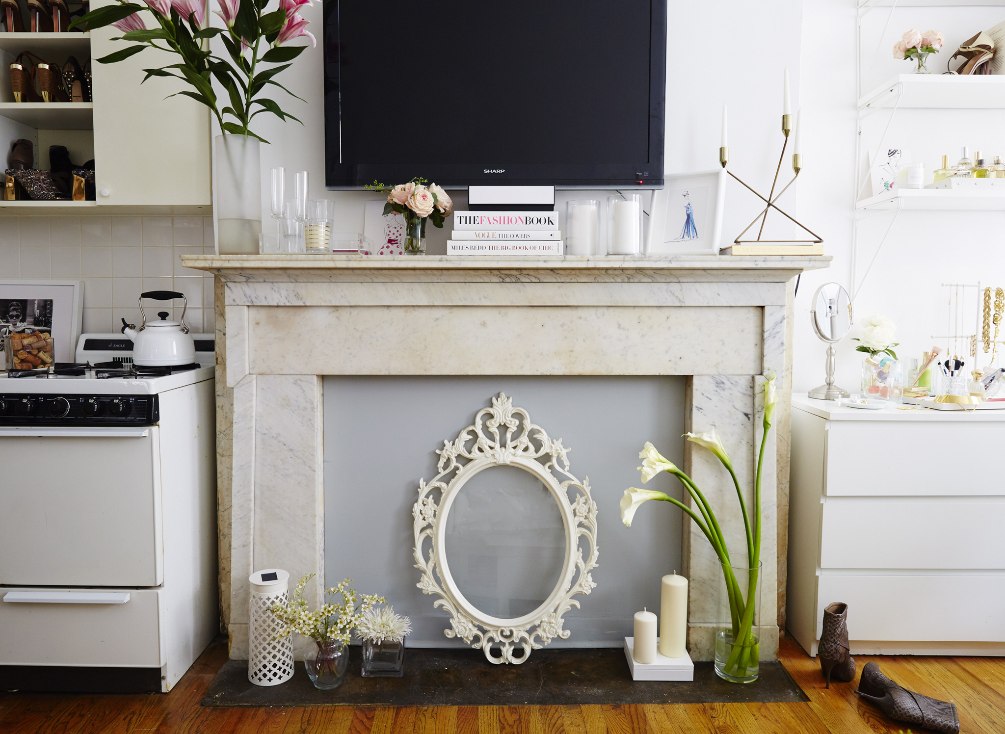 Divide a compact room into different zones.