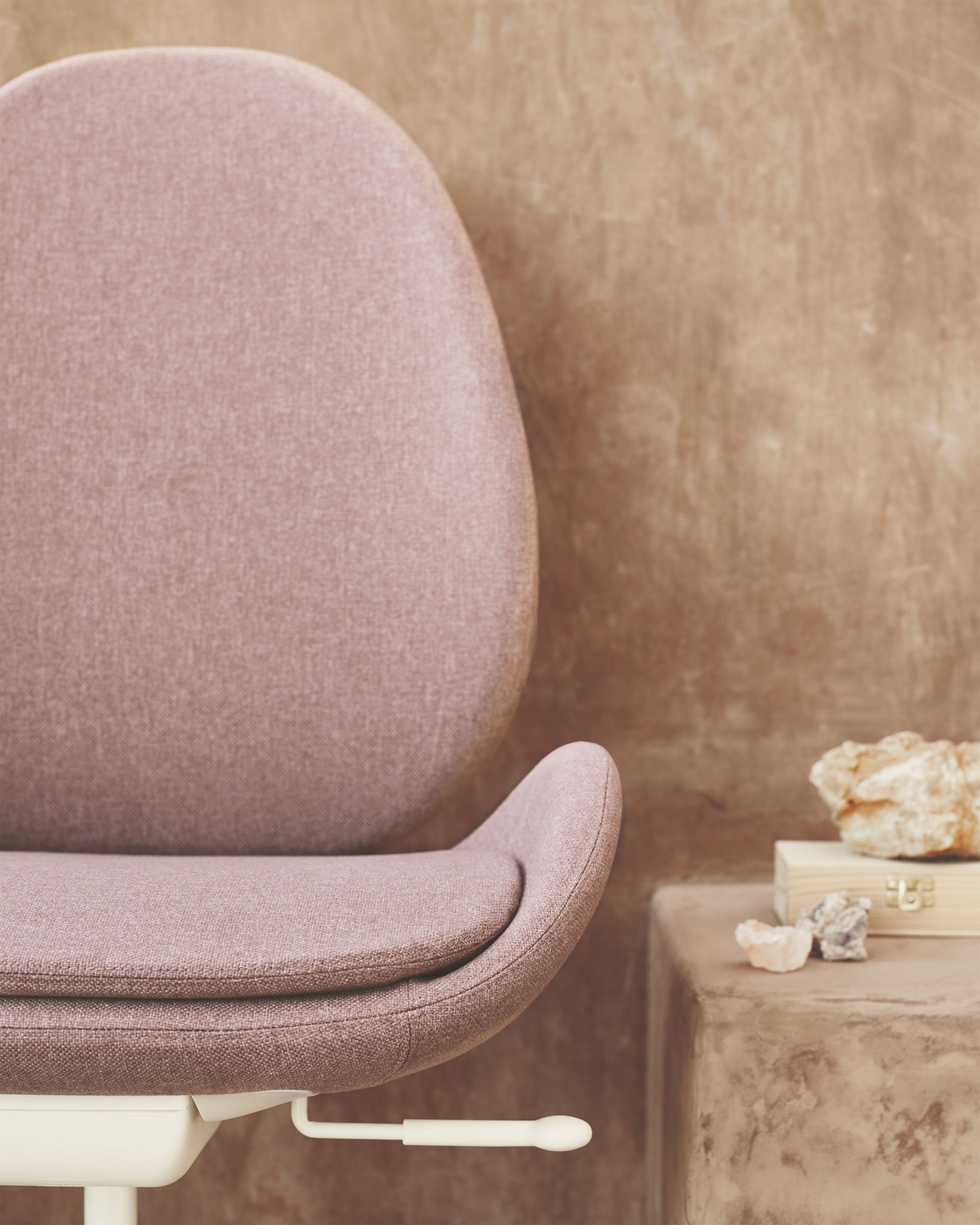 Elegance meets ergonomics in HATTEFJÄLL – finally a swivel chair that adds softness to your workspace, perfect for the home office.