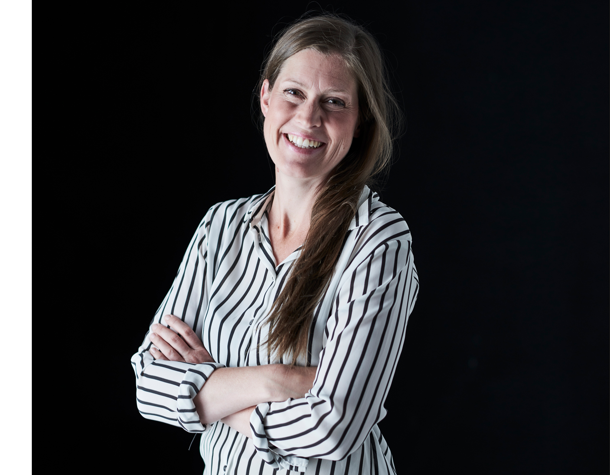 Elin Stierna, an interior designer at IKEA, talks about decoration principles with a big smile.