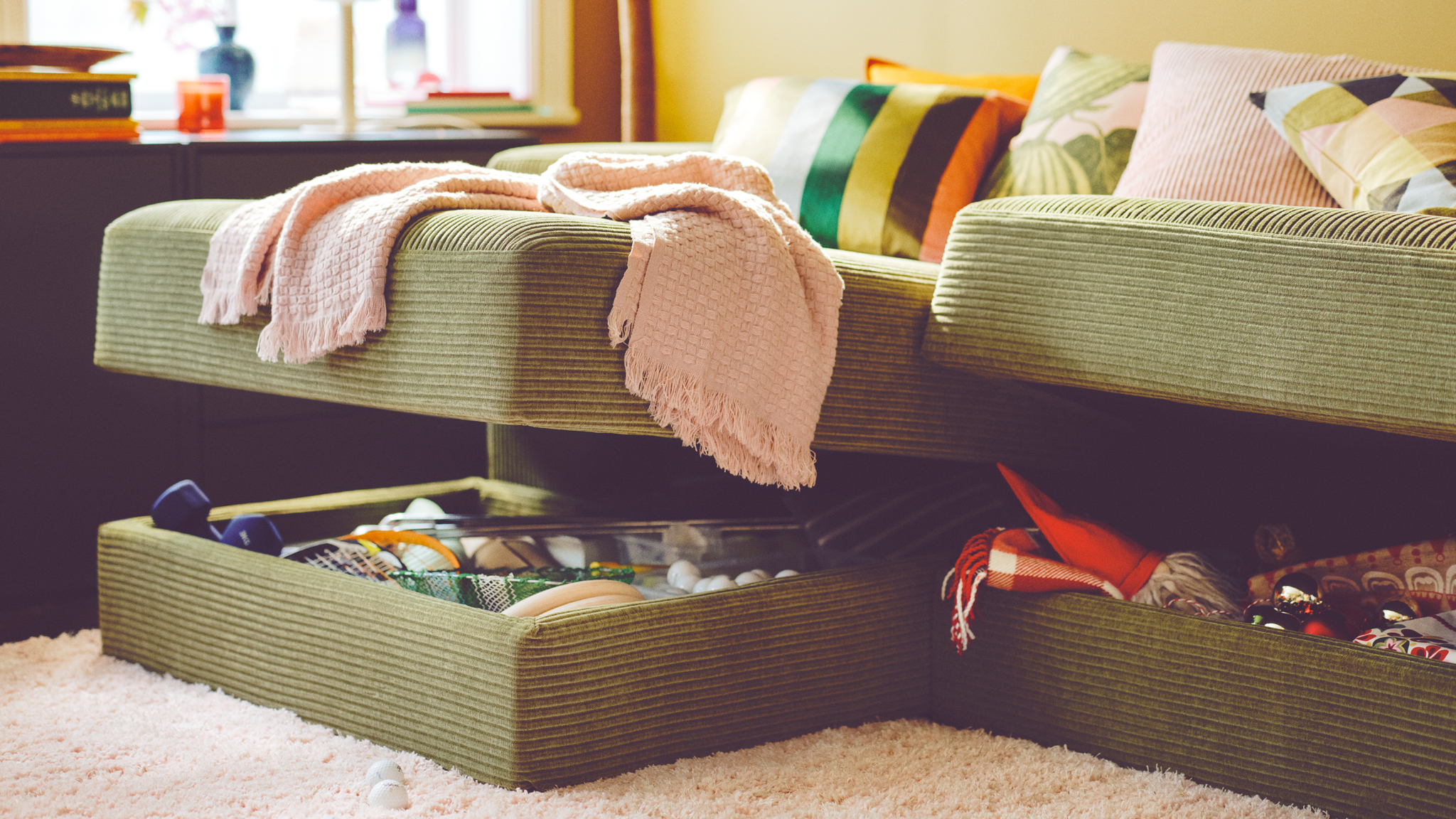 深黄绿色j02ttebo 耶特博 沙发打开着,露出了储存在里面的物品.