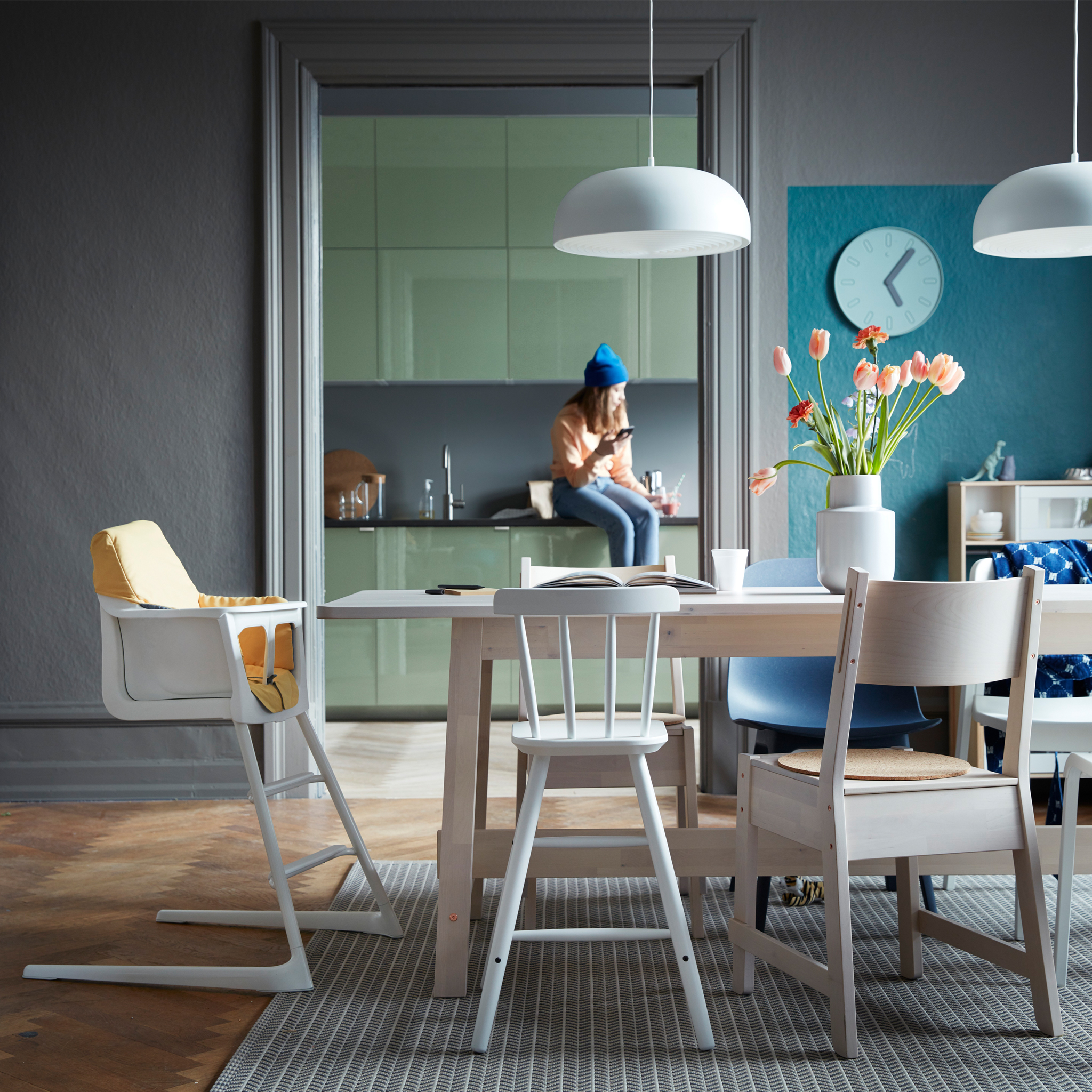 打造适合全家共处的用餐区,将儿童椅和成人椅搭配在一起,例如宜家 nor