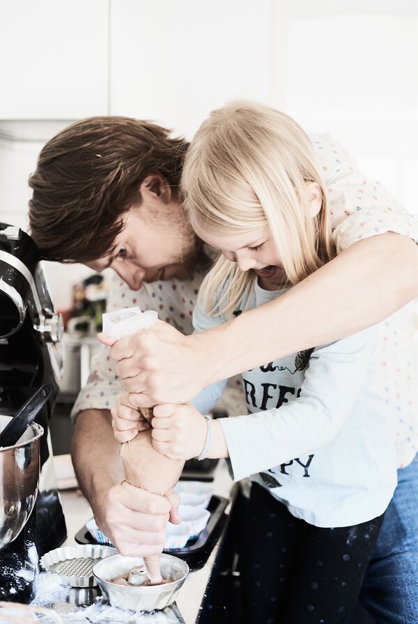 Henrik and Ida cook together.