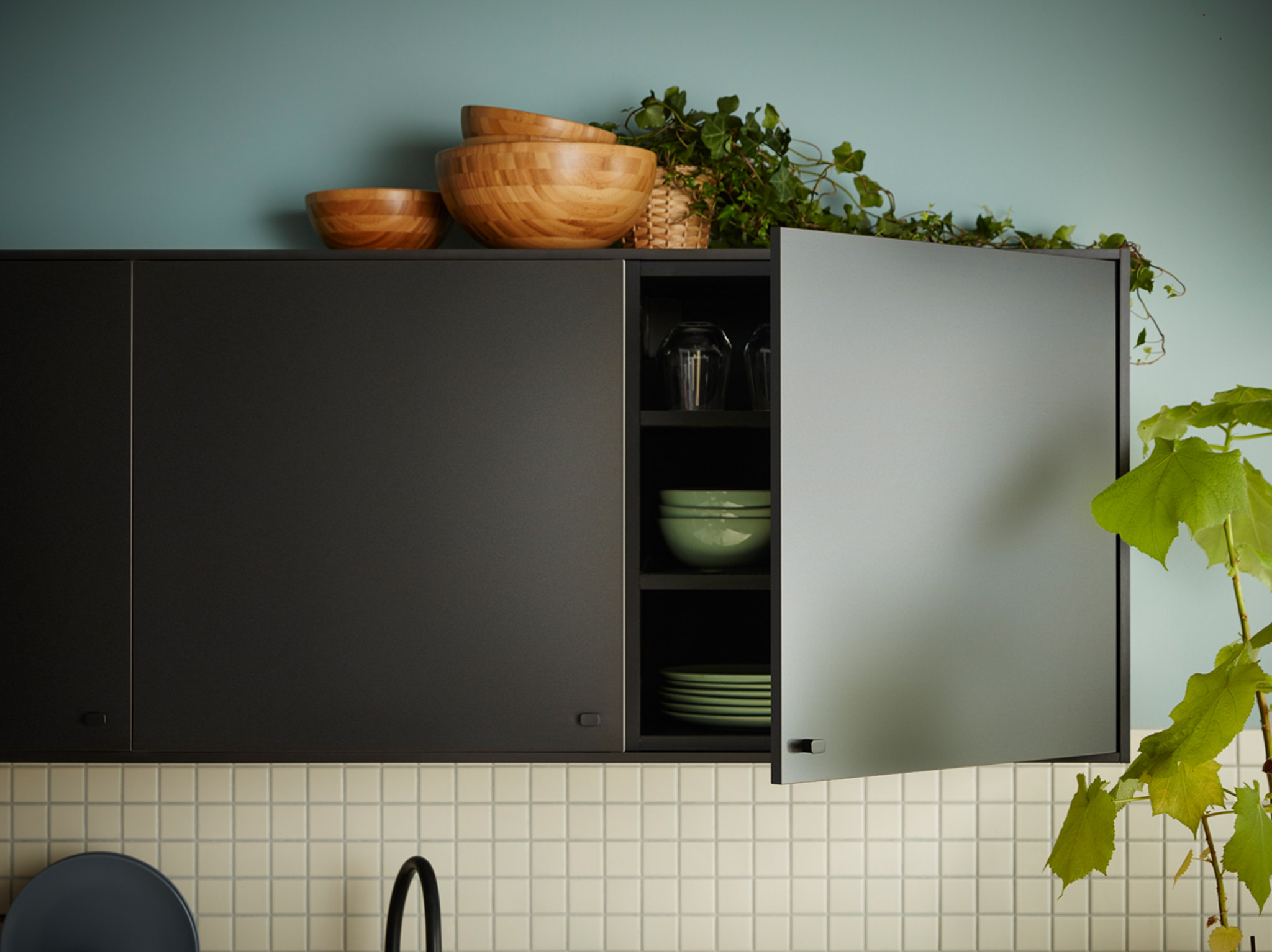 If you're looking for new kitchen fronts with good karma, check out the sustainable KUNGSBACKA. When the kitchen has served its purpose, it can be recycled again and become something new.