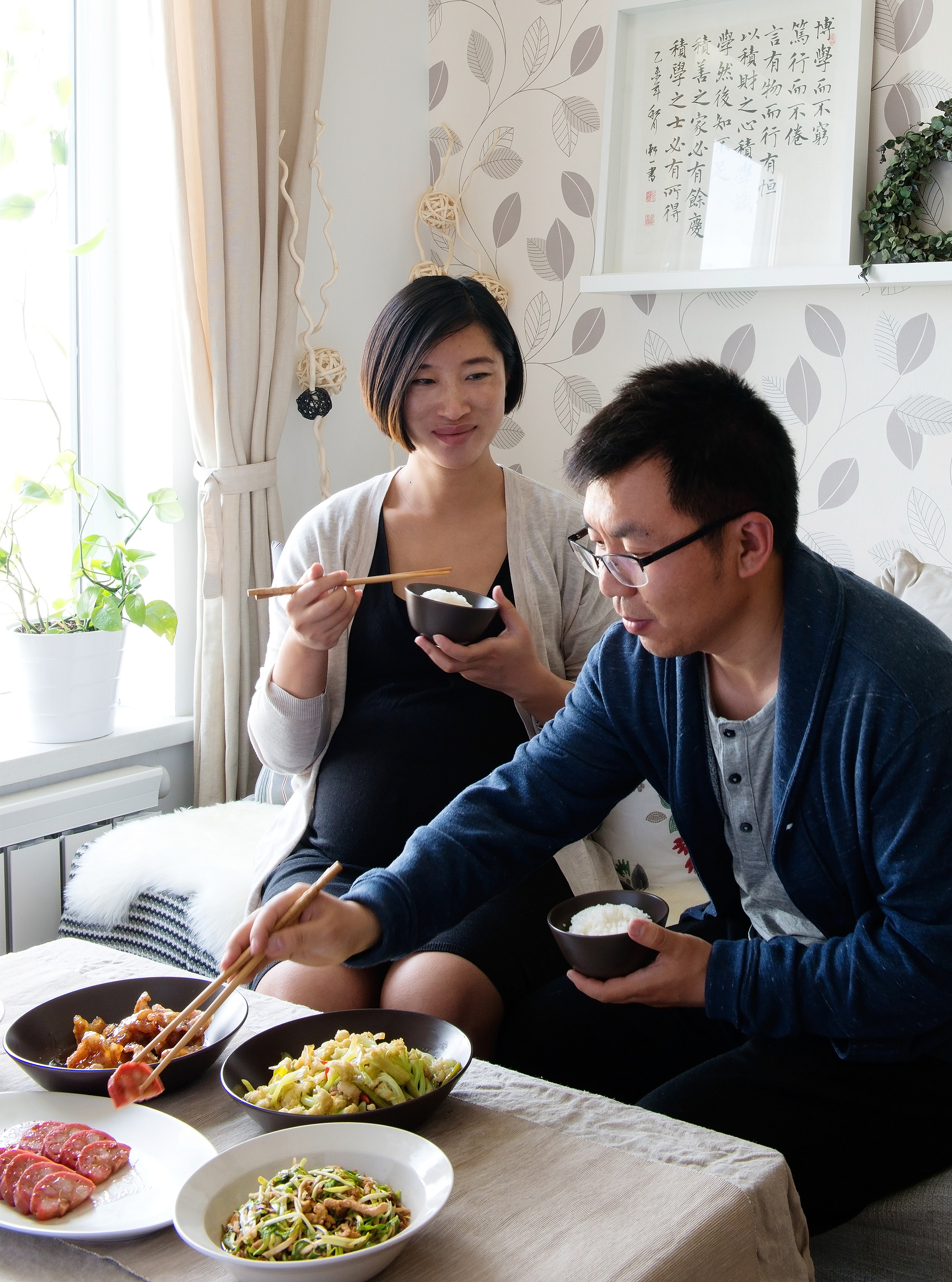 Litao and Tianye share dinner on the sofa.
