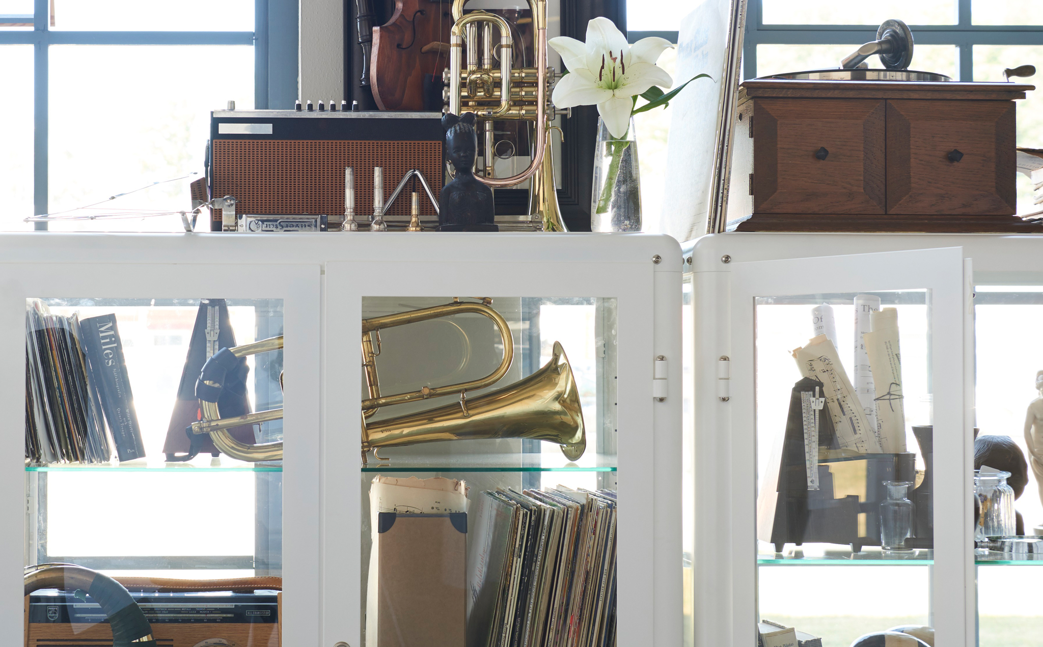 Make sure that your favorite pieces of art get the attention they deserve with the help of IKEA FABRIKÖR glass cabinet.