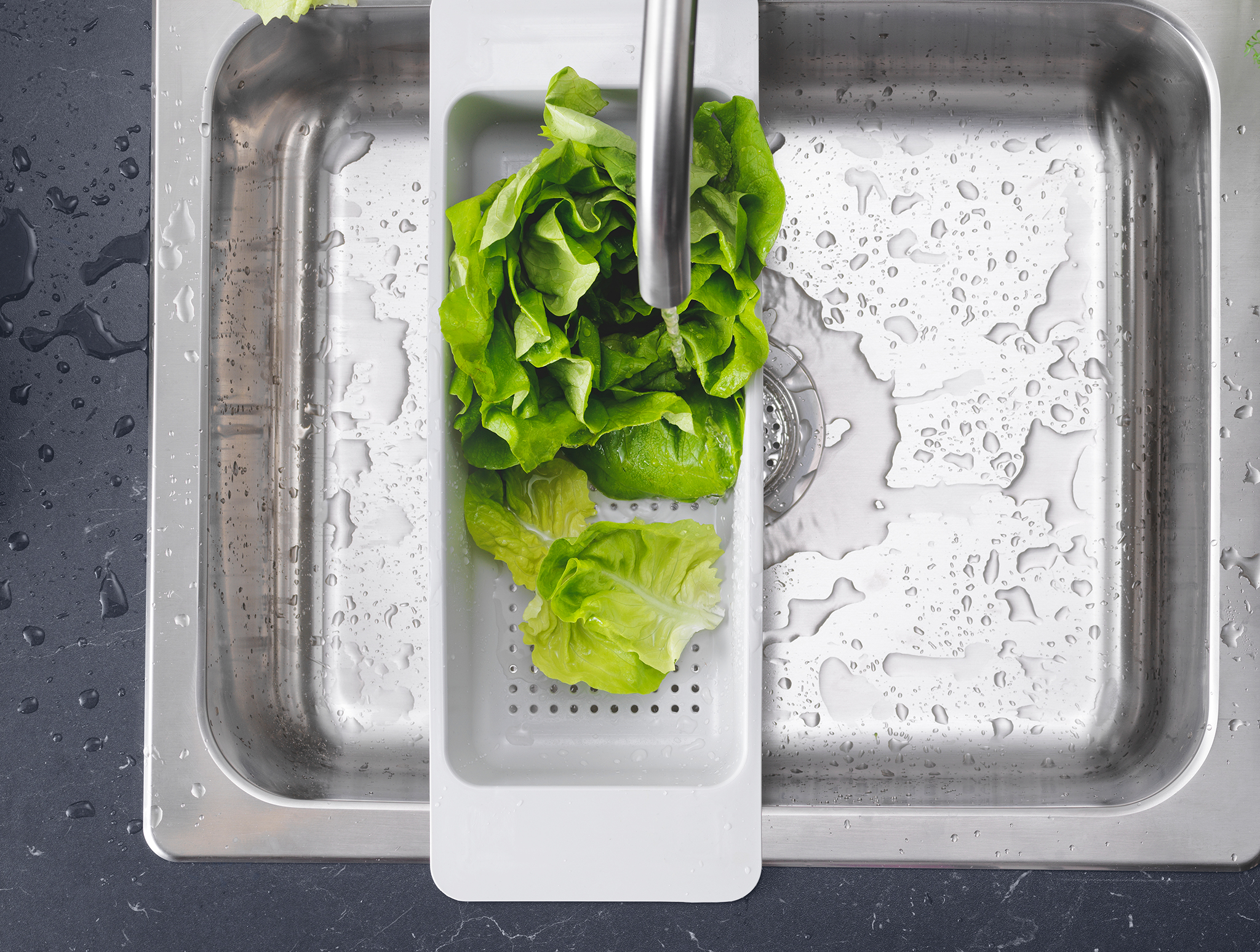Metallic kitchen accessories from the GRUNDVATTNET series.