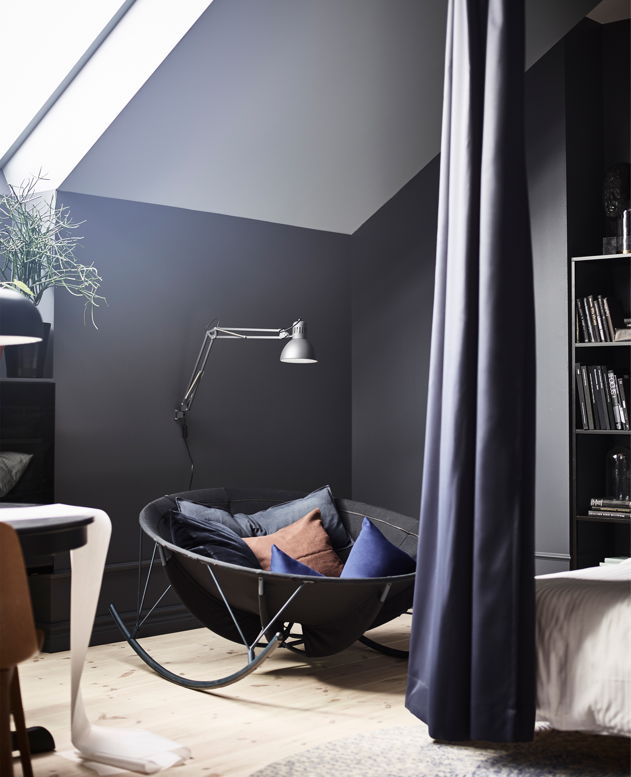 深色的卧室家具也可以时尚有趣,就像这款 IKEA PS 2017 摇椅一样。它采用大碗状设计,带有可拆卸、可机洗的黑色聚酯纤维垫套。将它摆放在角落处,再在旁边摆上灯具和书架,可以打造出一块舒适的读书角。