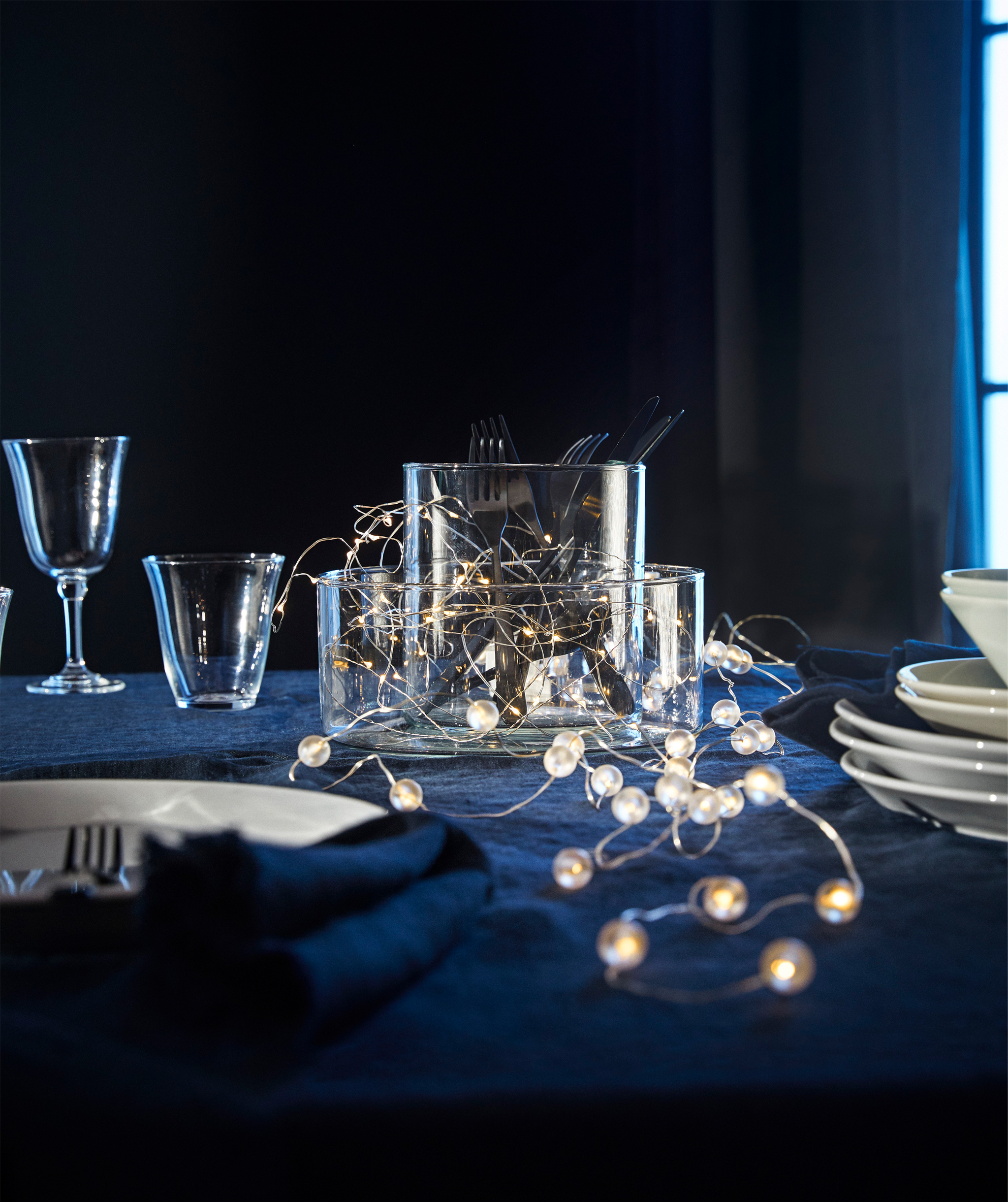 SNÖYRA LED lighting chain with 40 lights is silver-coloured and battery-operated, and only for indoor use.