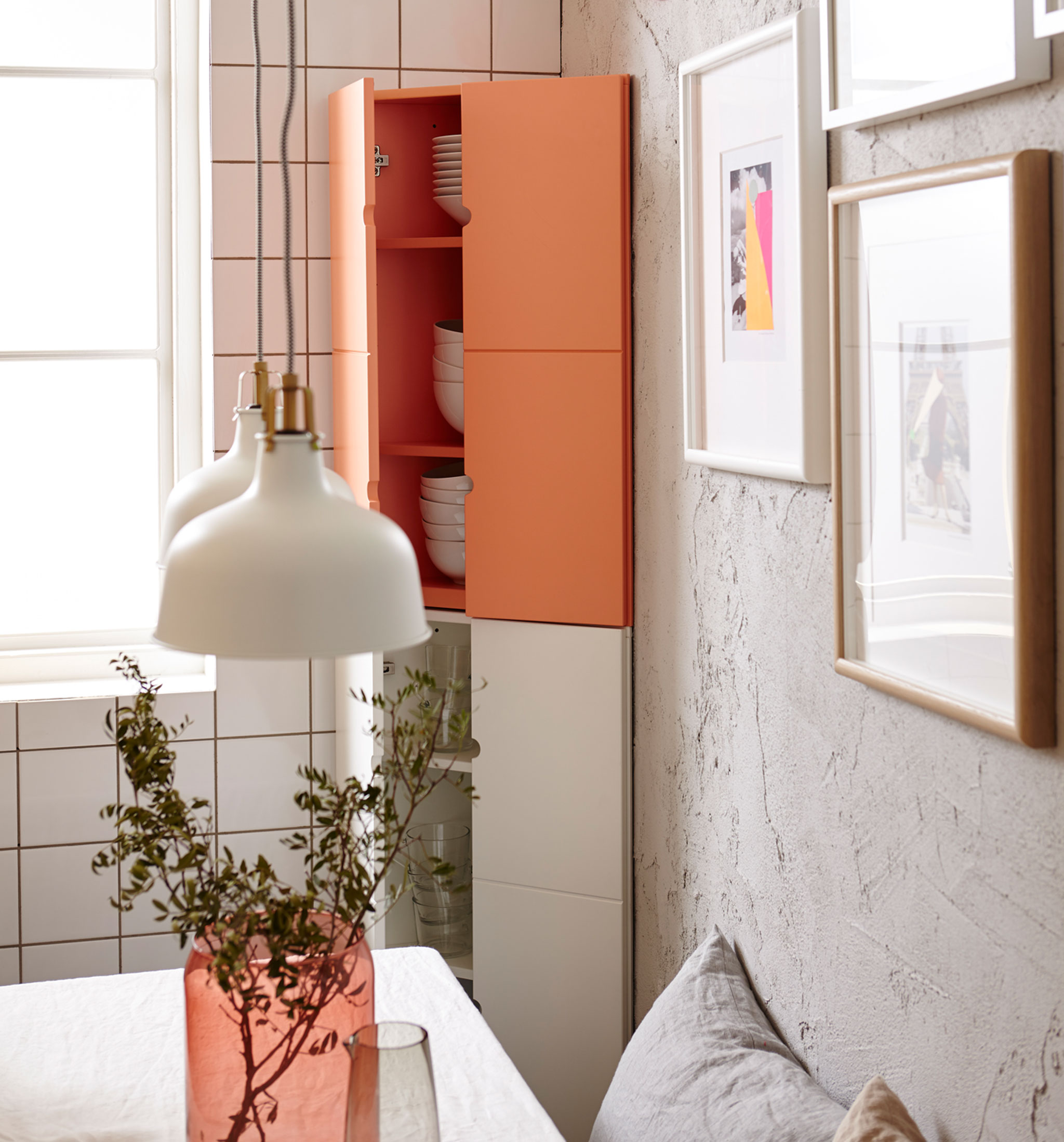 特写:IKEA PS 转角柜,里面装满白色餐具。