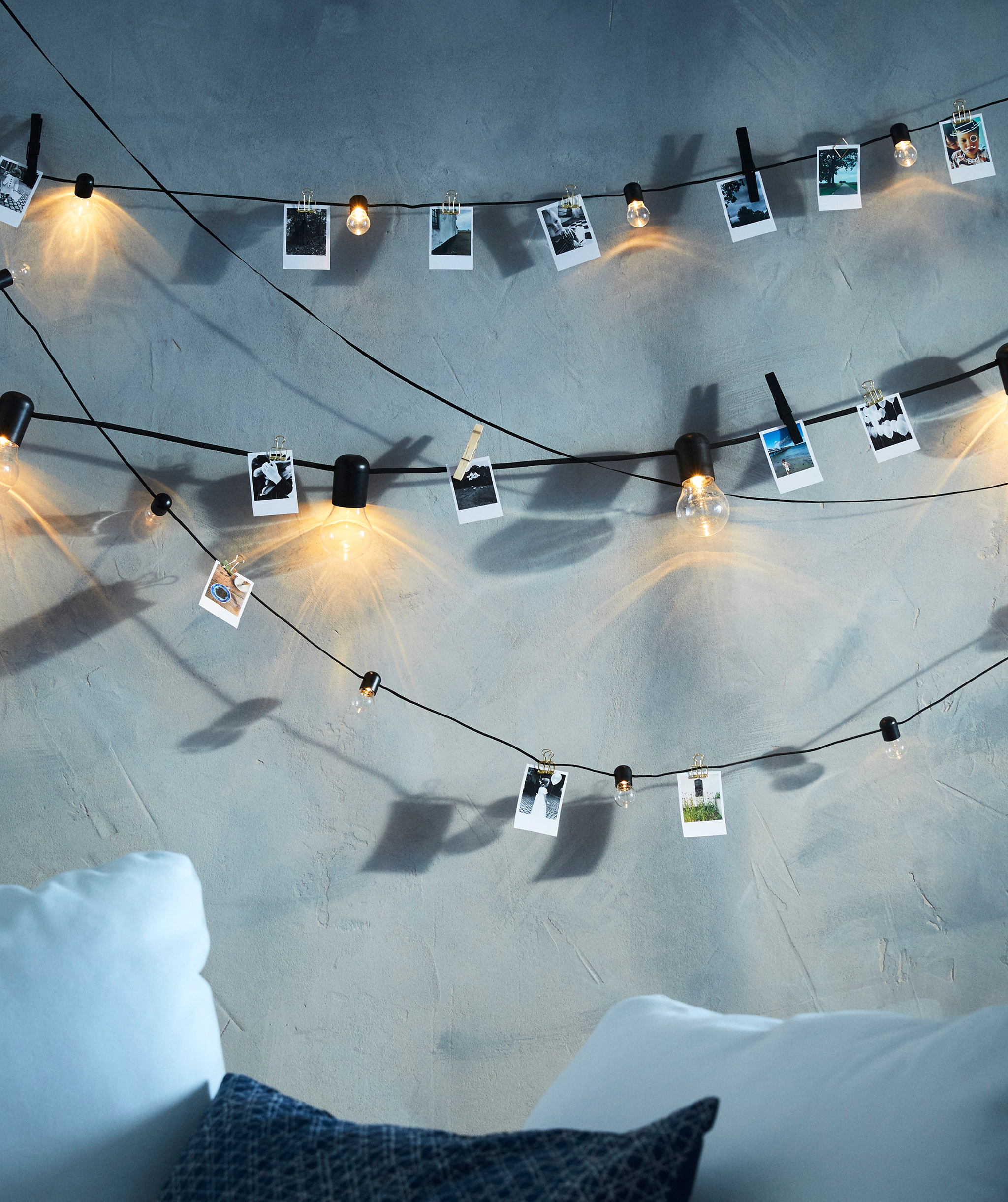 The black SVARTRÅ LED lighting chain with 12 lights works both for outdoor and indoor use.