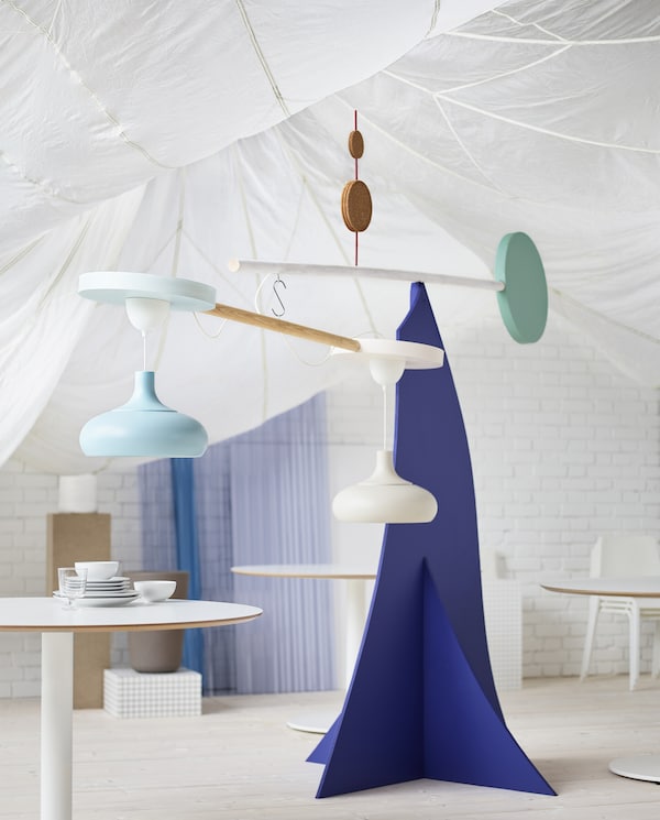 The IKEA VÄXJÖ pendant lamp has a simple, modern and playful design. It comes in beige and light blue.