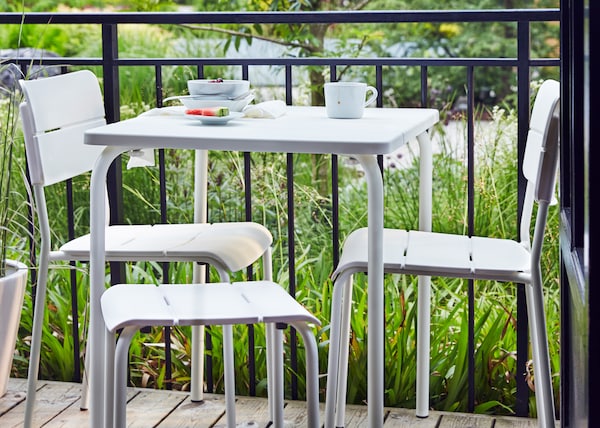 VÄDDÖ furniture series table and chairs on a balcony.