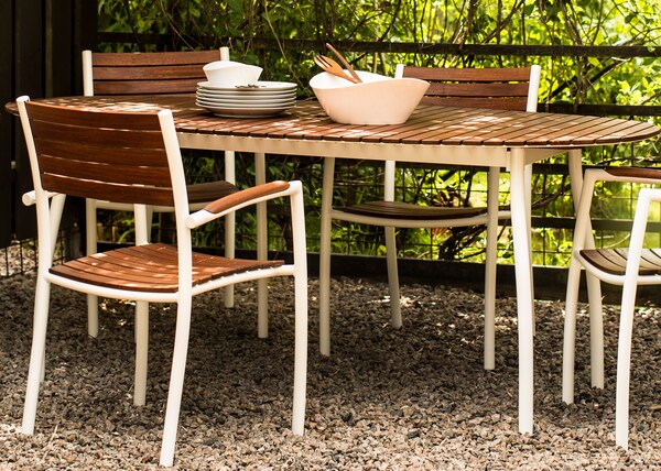 VINDALSÖ dining series table and chairs on a patio.