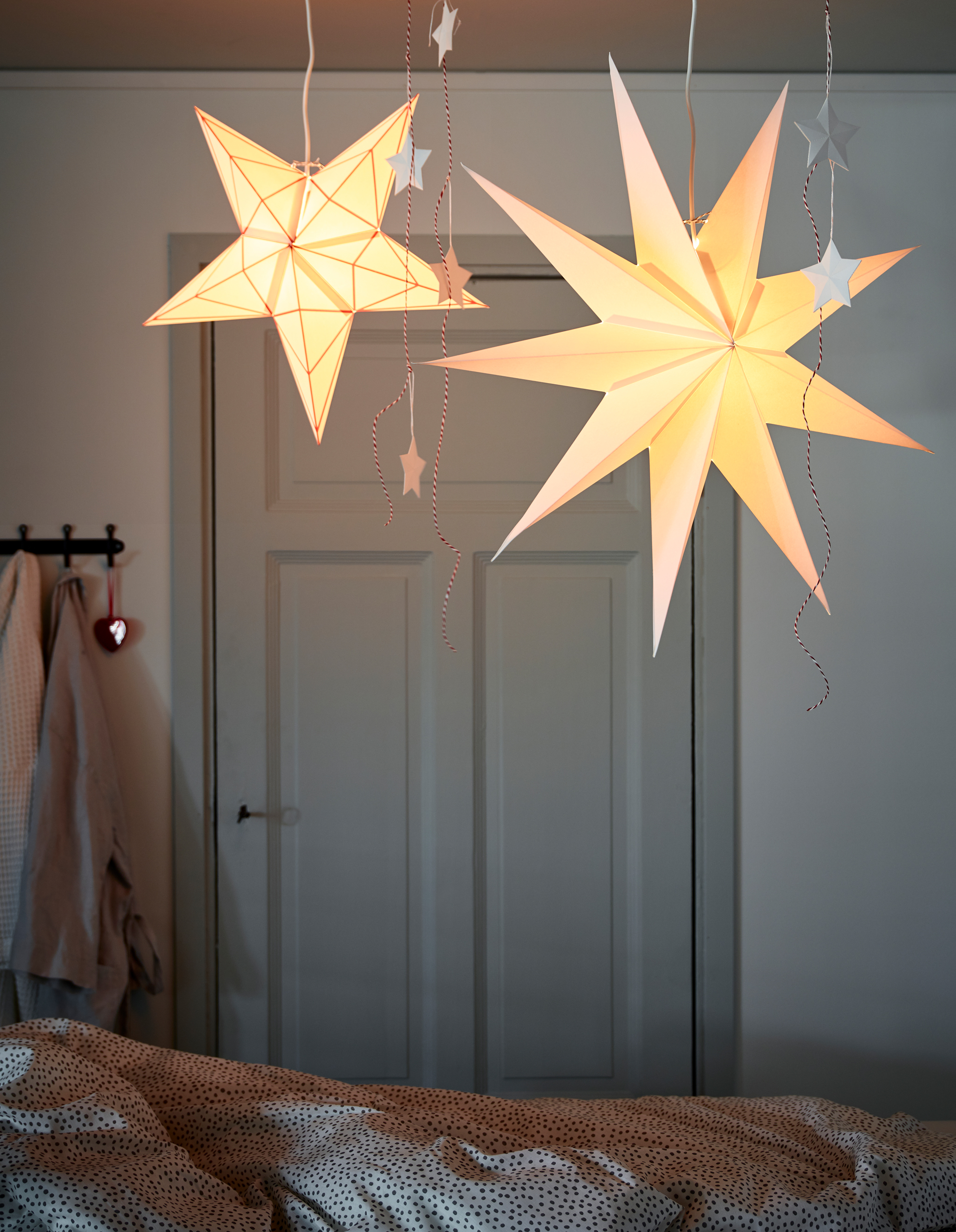 Want some holiday interior ideas? Hang pendant lamp shades on a cord set with rail from the ceiling, for example over a table or your bed (you can move them if you want to adjust the light). IKEA offers cord sets such as HEMMA double cord set with rail.