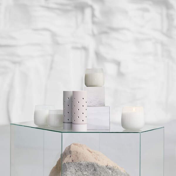 With IKEA FRISKHET scented containers you can refresh the air by filling it with a potpourri of sandalwood, cedar and vanilla. You can also choose the IKEA FRISKHET scented candles in glass with the fragrance of fluffy towels and sandalwood/vanilla satin.