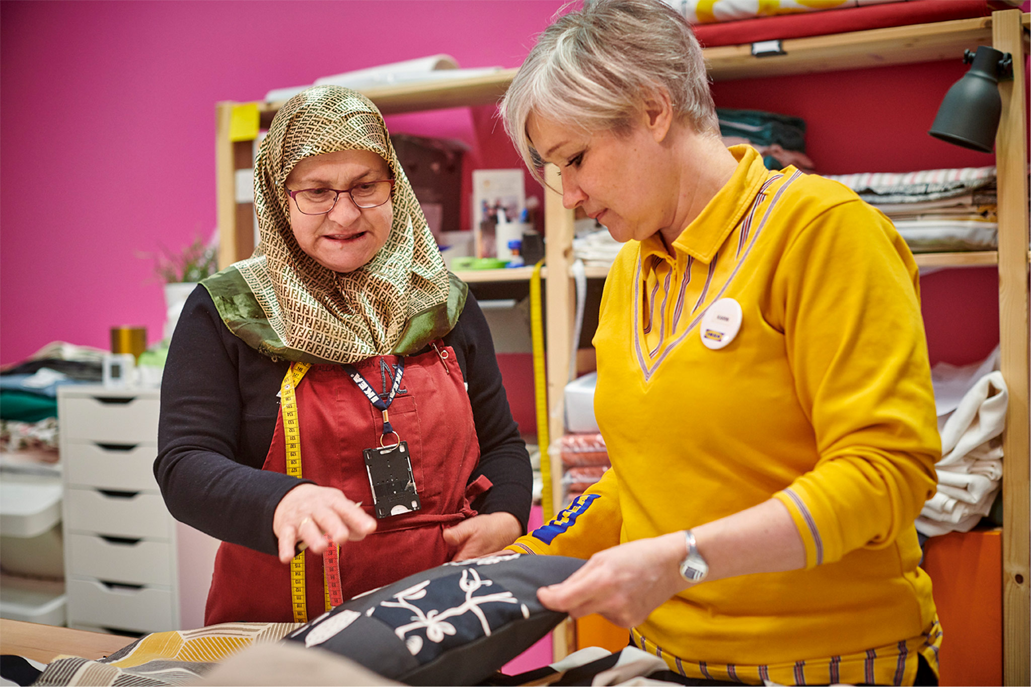 Yalla Trappan is a social initiative providing sewing service in the IKEA Malmö store, Sweden. Neire Kerimovska and Karin Wingren talk about a cushion cover.