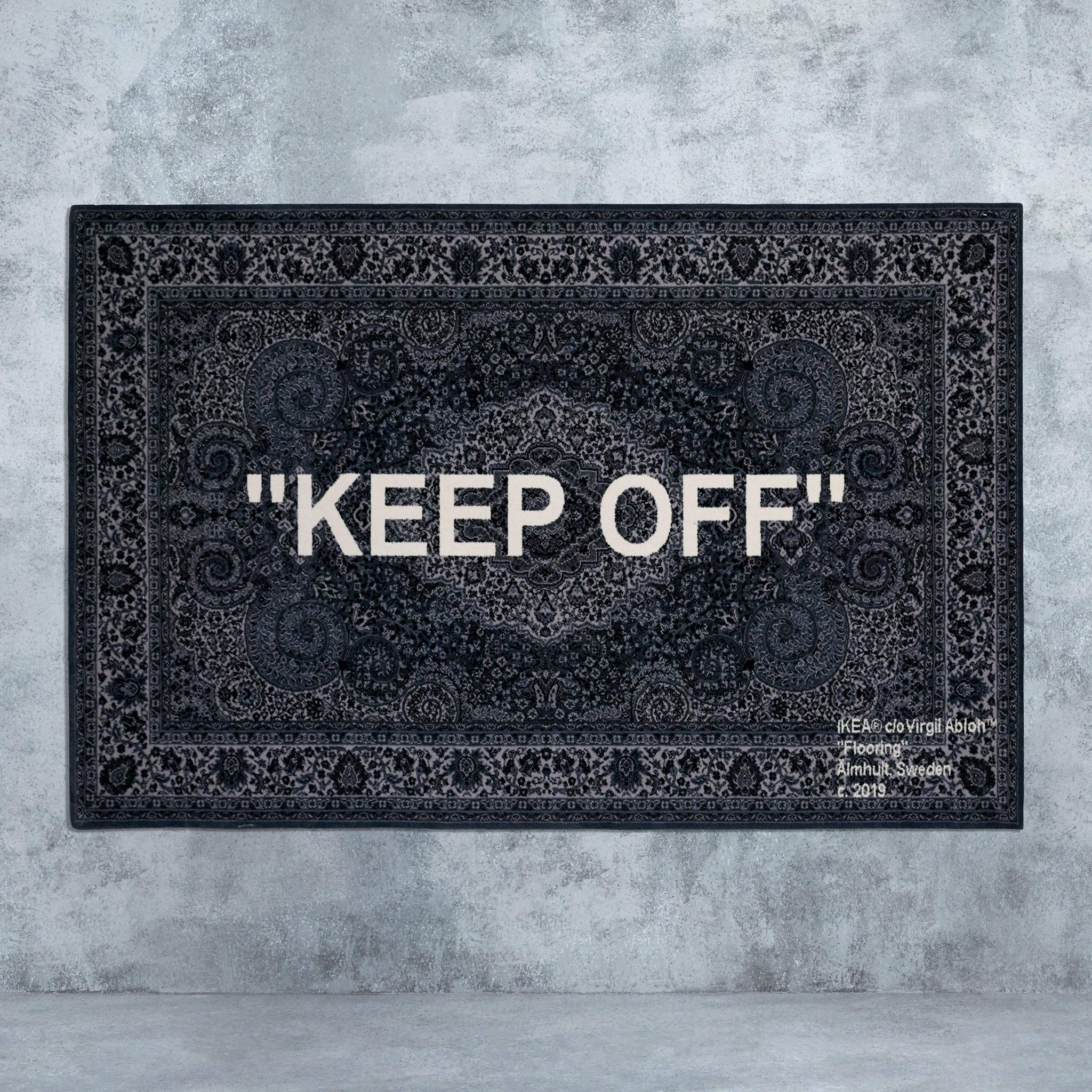 一块黑色波斯地毯上织有“KEEP OFF”(请勿接近)字样。该地毯由Virgil Abloh专为“宜家艺术节2019”设计。